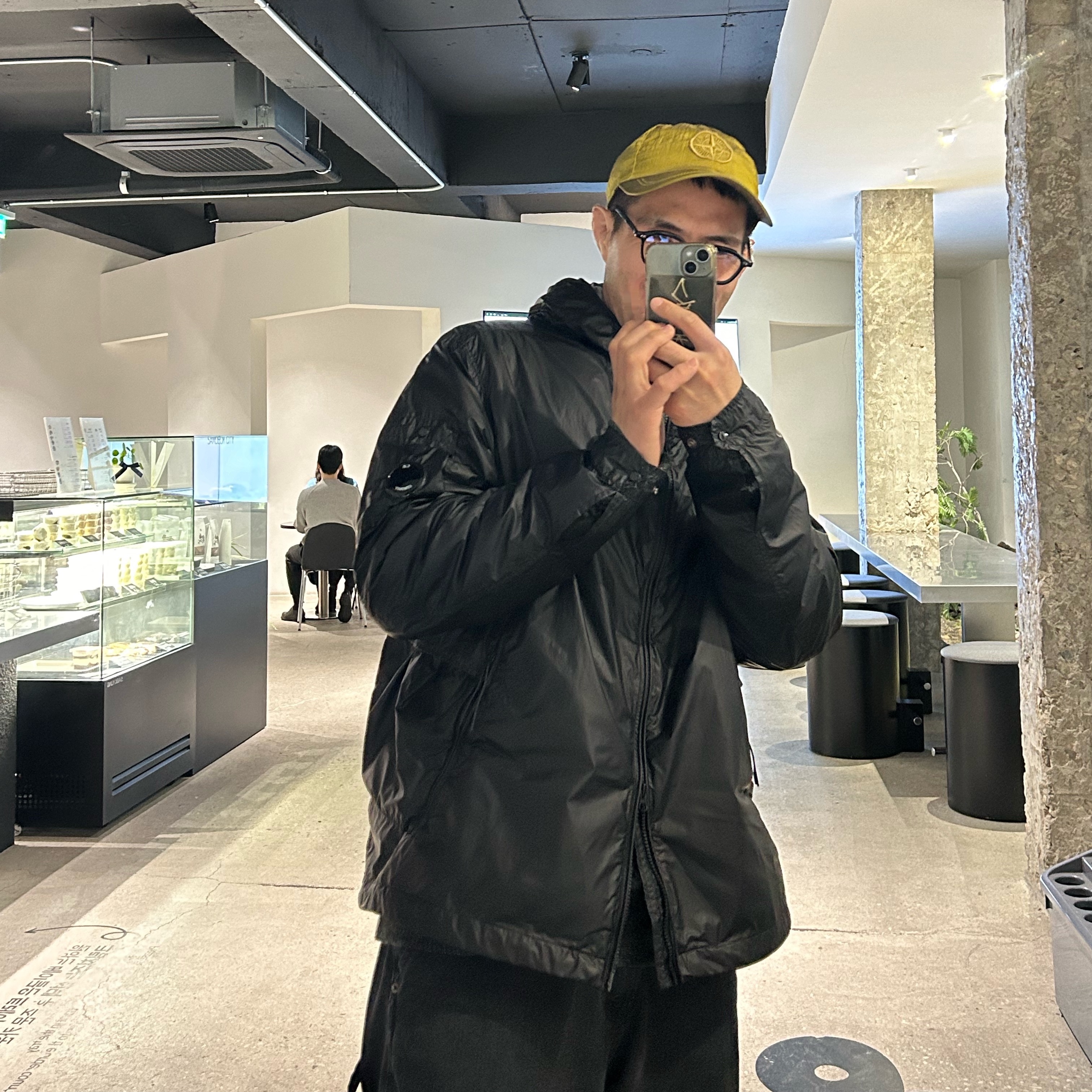 C.P. Company CS II Outerwear Jacket Black - 24SS, Stone Island 99576 Nylon Metal 6-Panel Cap Yellow - 22SS 착용 스타일