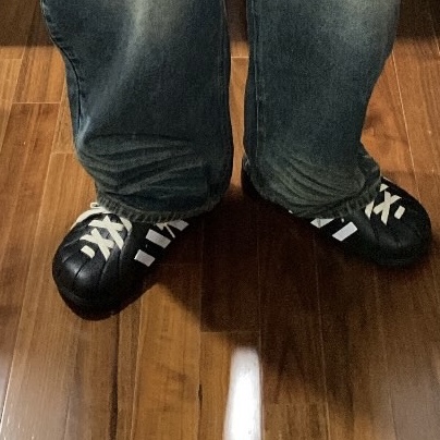 Adidas Adilette Clog Black White 착용 스타일