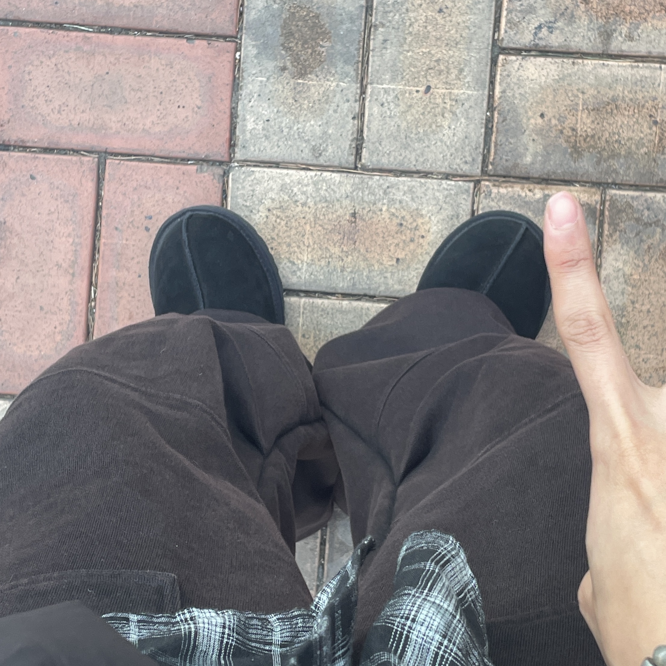 UGG Tasman Black 착용 스타일