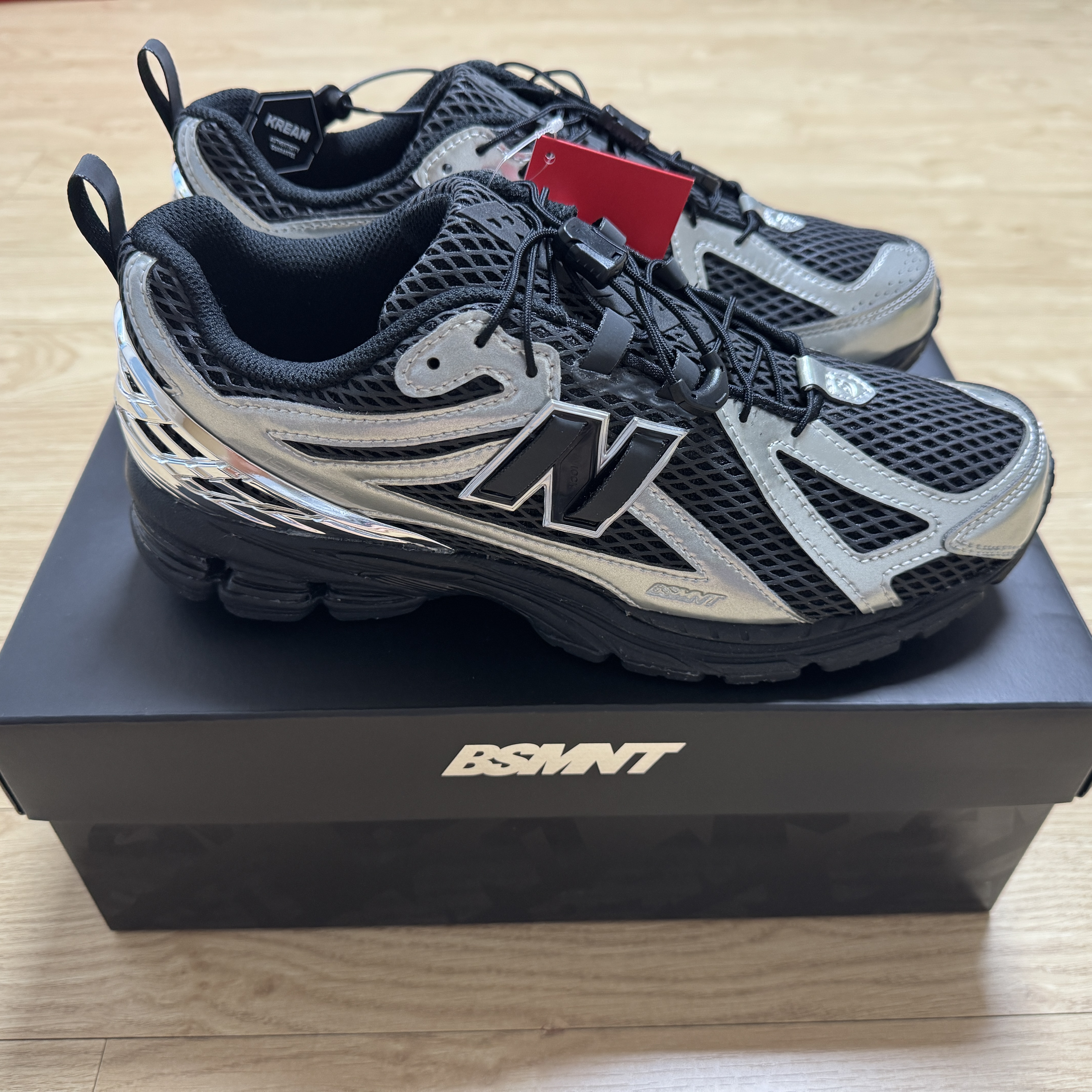 New Balance x The Basement 1906R Silver Metallic Black 착용 스타일 - 2