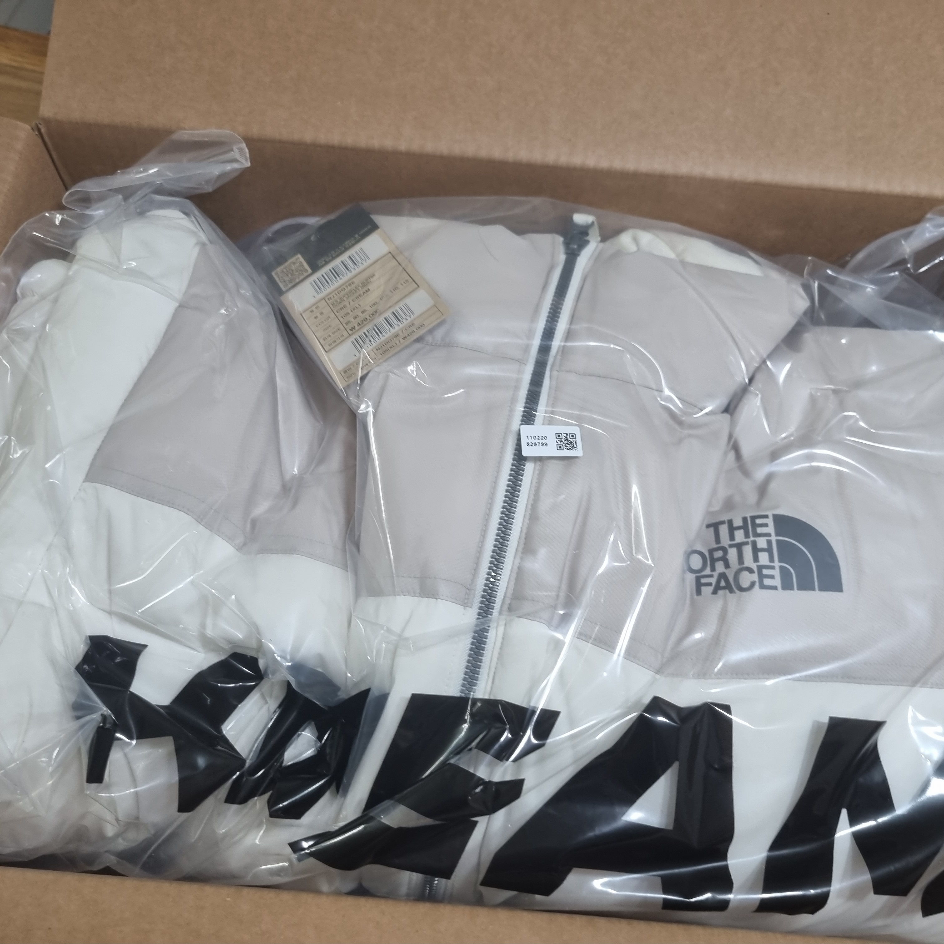 The North Face Superflex Nuptse Down Jacket RDS Cream - 24FW 착용 스타일 - 1
