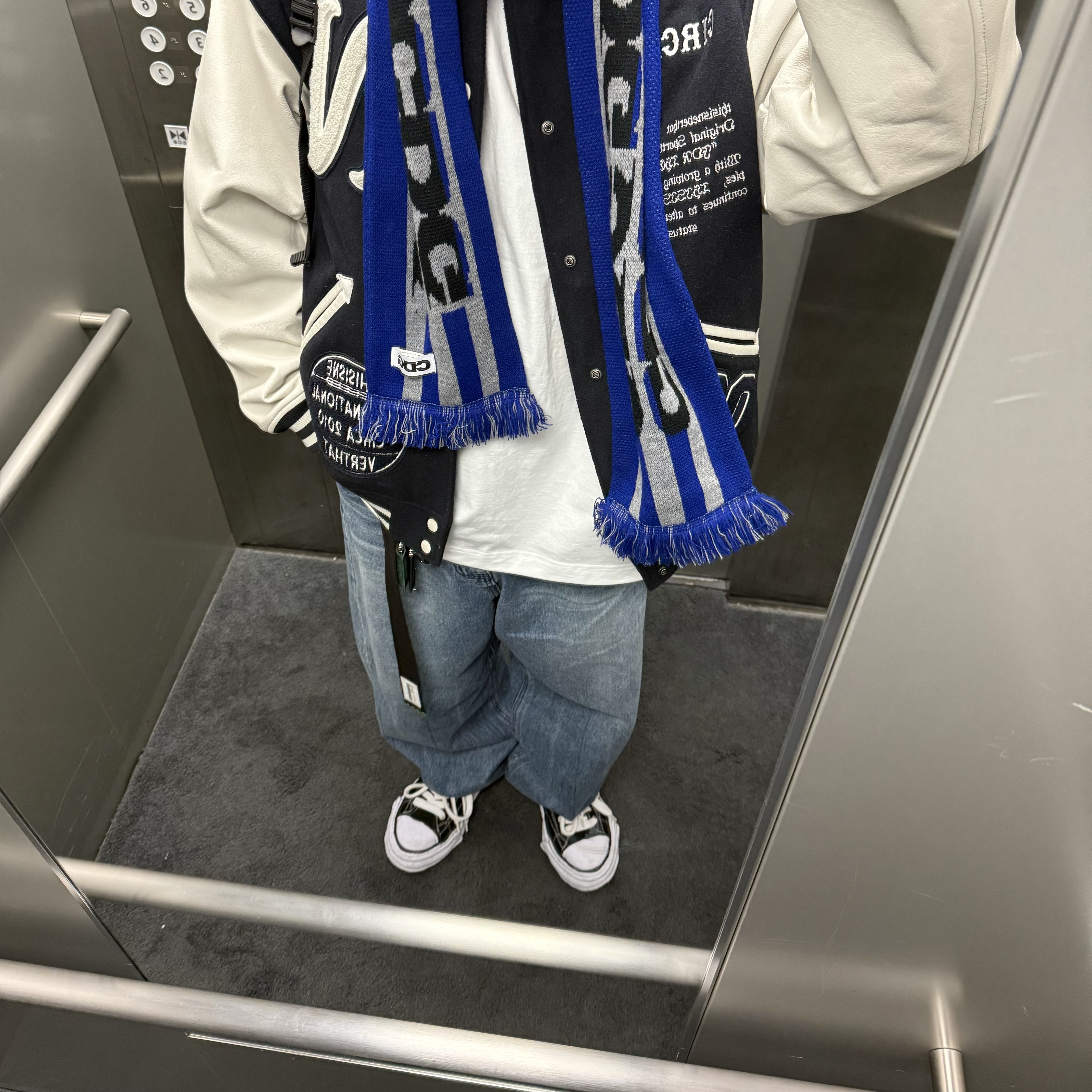 CDG Logo Check Muffler Blue, Maison Mihara Yasuhiro Peterson23 OG Sole Canvas Low-top Sneakers Black 착용 스타일 - 1