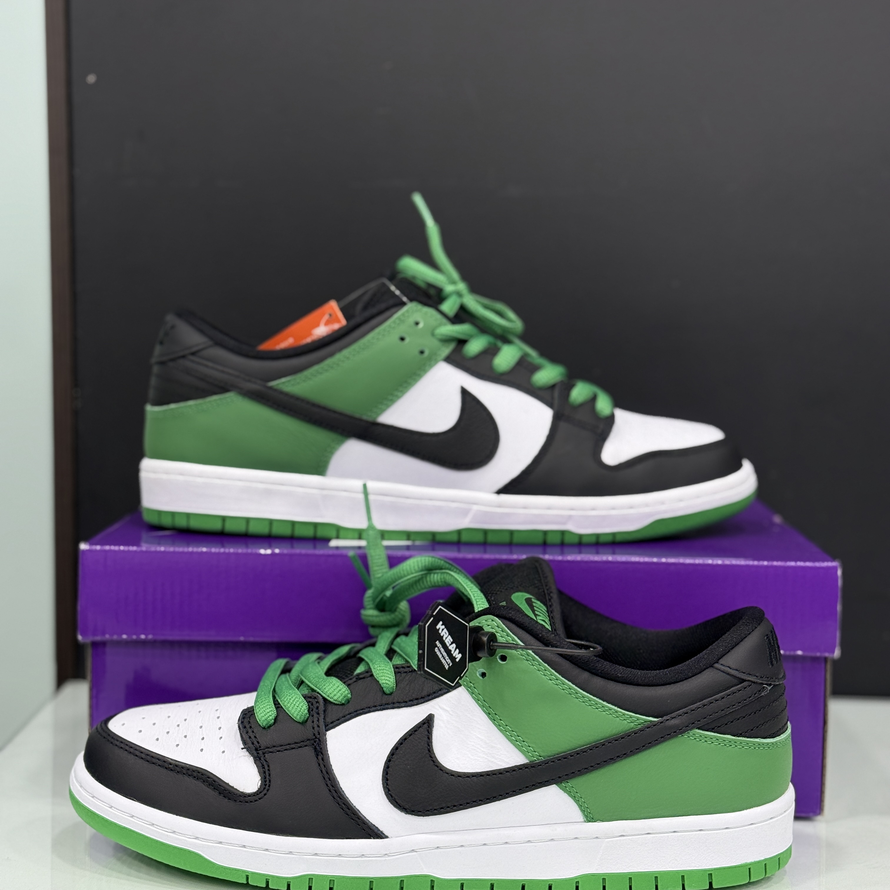 Nike SB Dunk Low Pro Black and Classic Green 착용 스타일 - 2