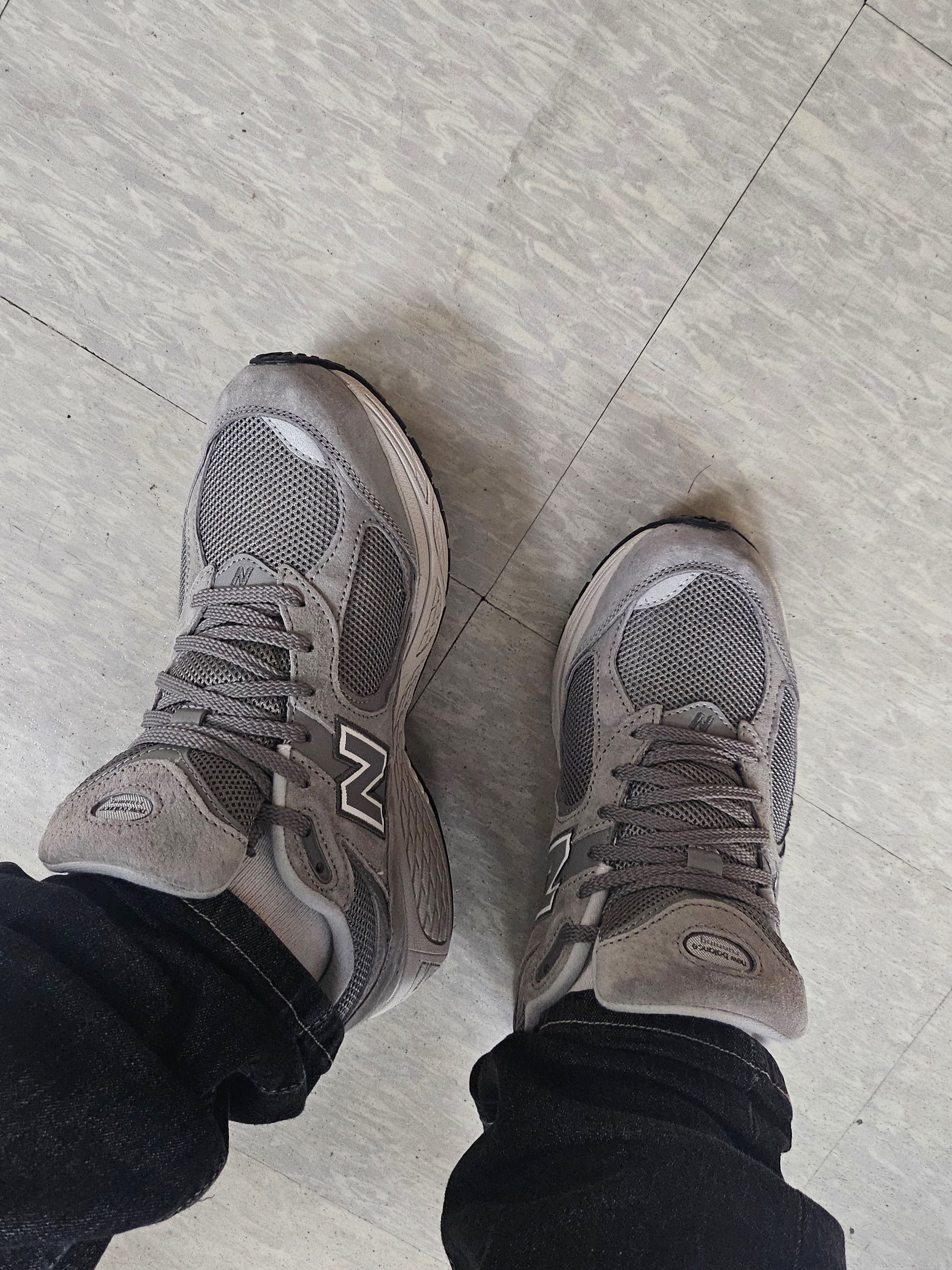 New Balance 2002R Grey 착용 스타일