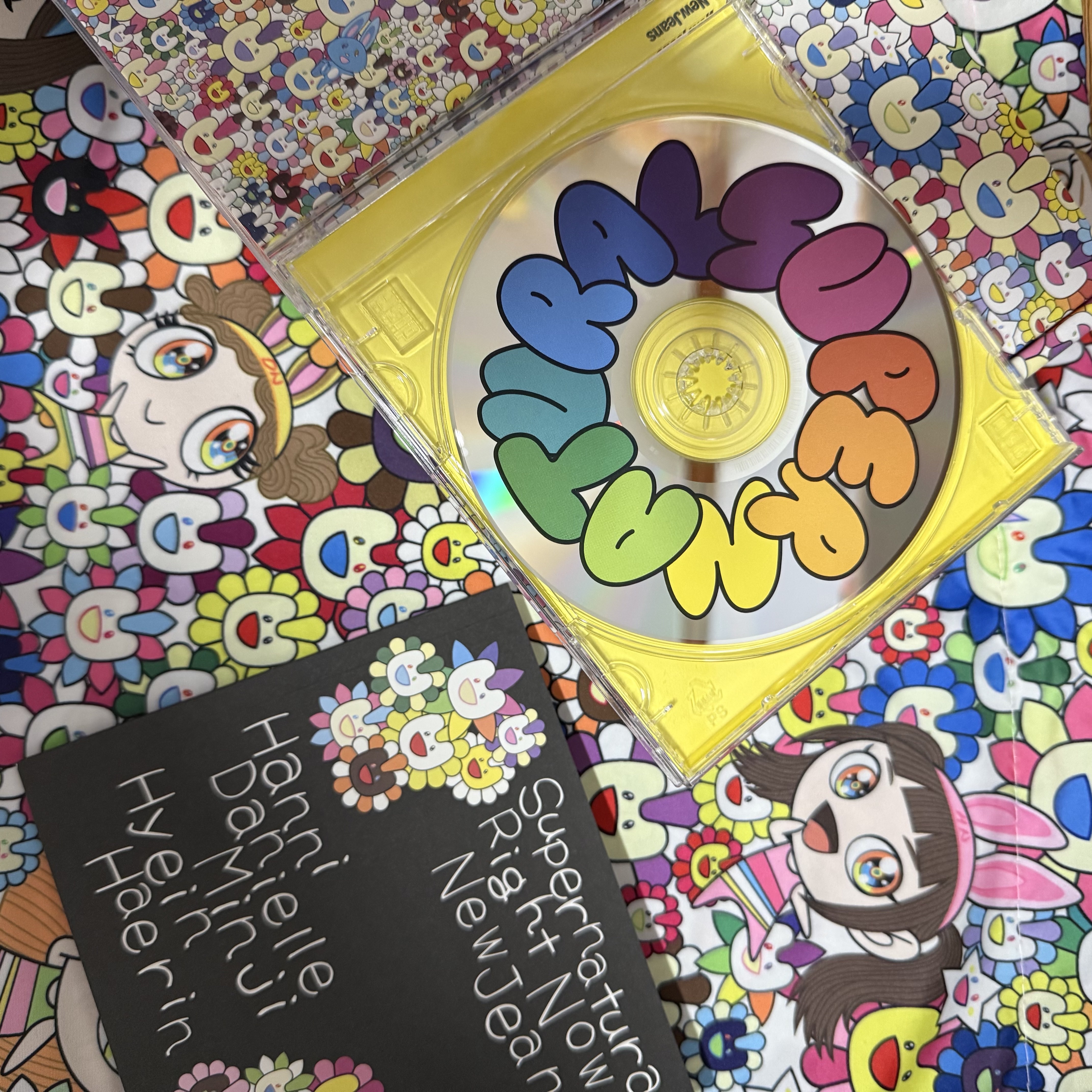 NewJeans Supernatural NJ x Murakami Drawstring Bag Ver. 착용 스타일 - 1