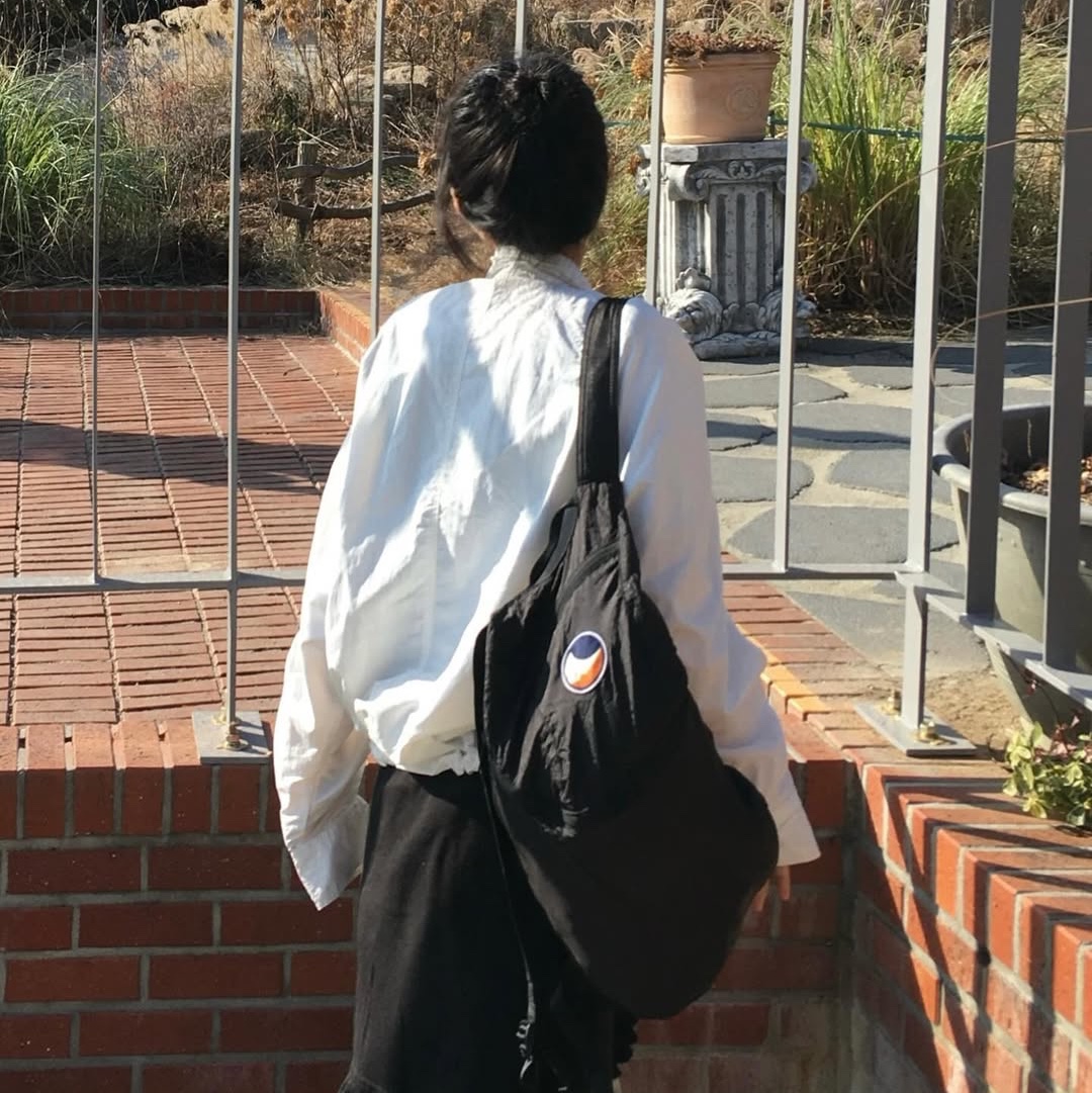 Ticket To The Moon Mini Backpack 15L Black 착용 스타일 - 2