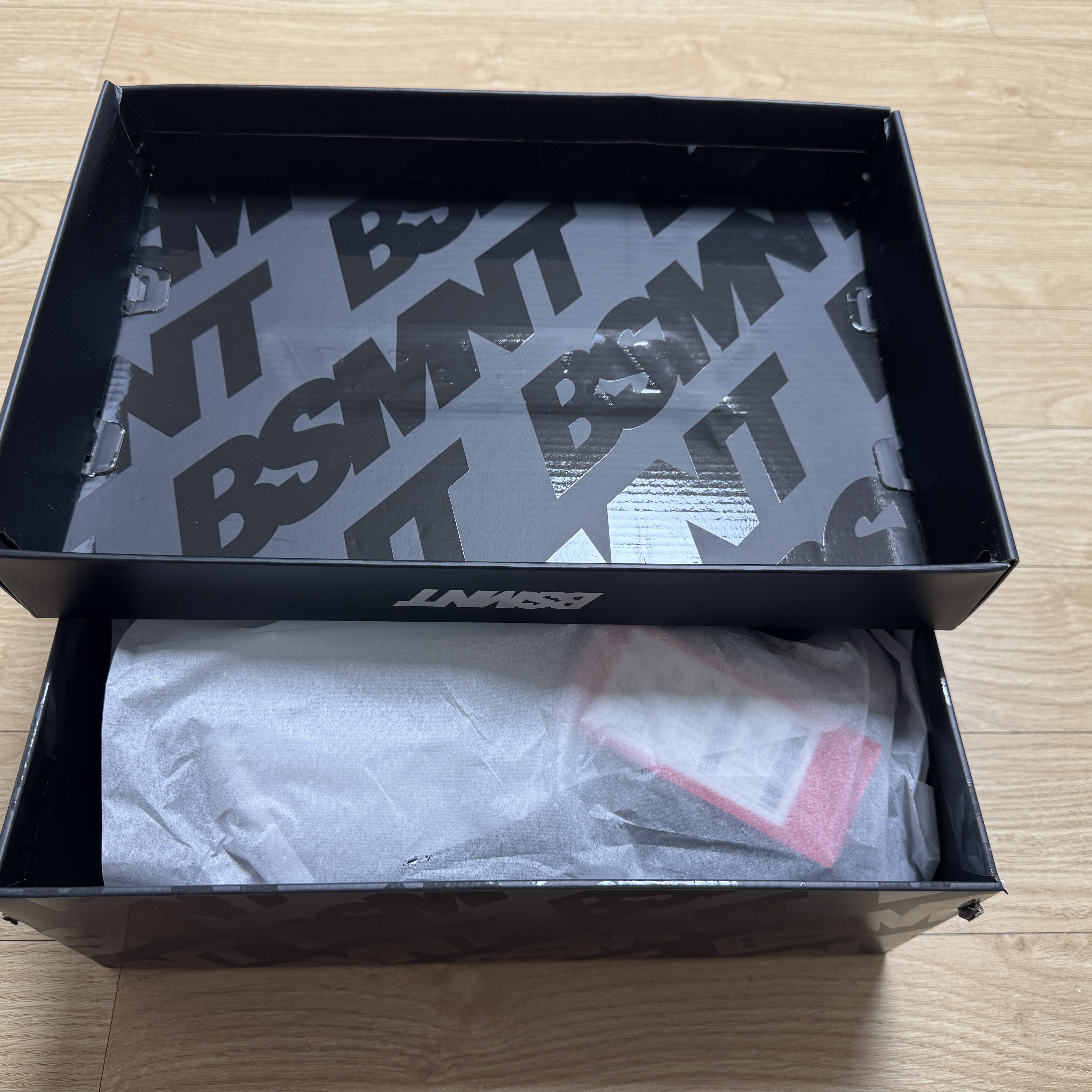 New Balance x The Basement 1906R Silver Metallic Black 착용 스타일 - 7