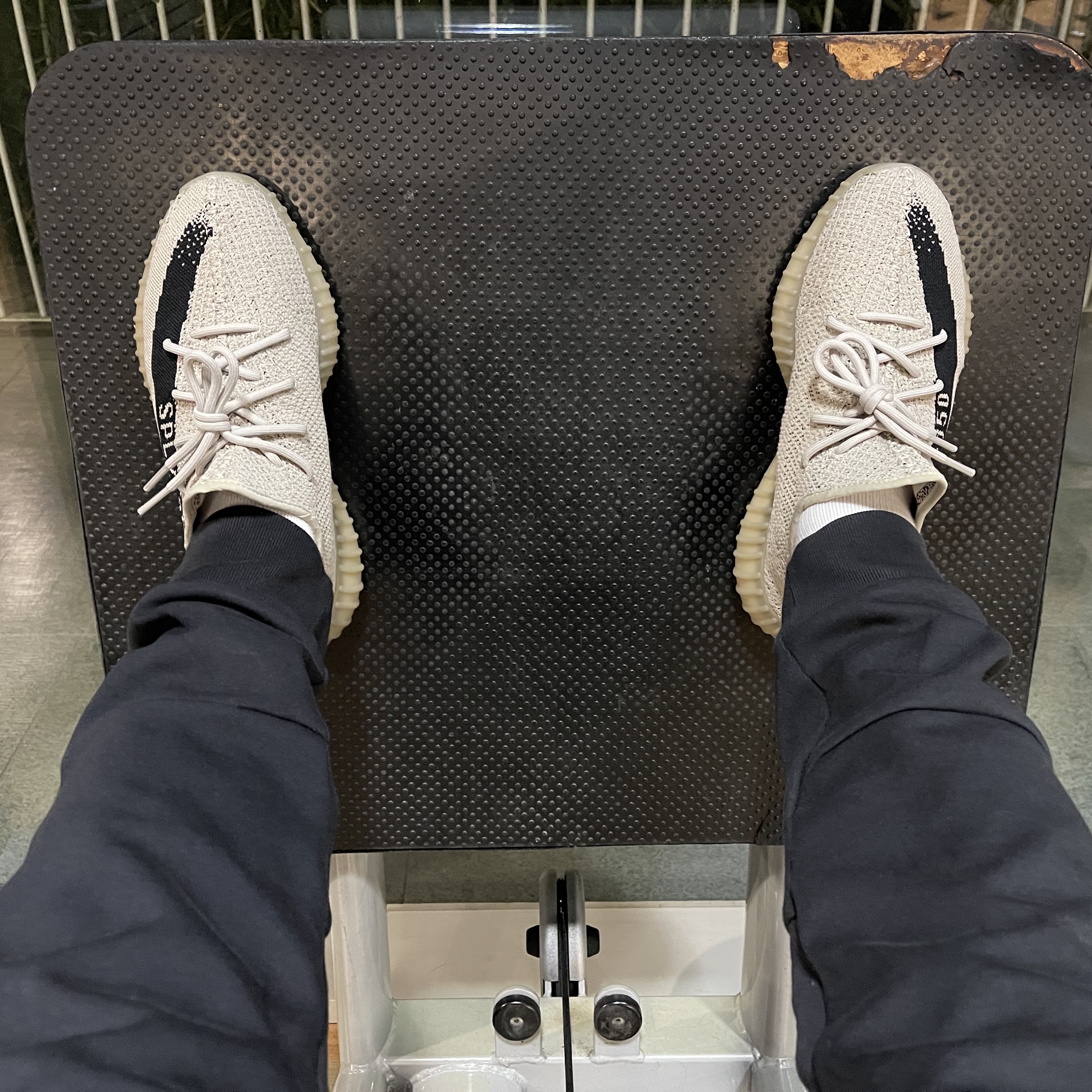 Adidas Yeezy Boost 350 V2 Slate Core Black 2022/2023 착용 스타일