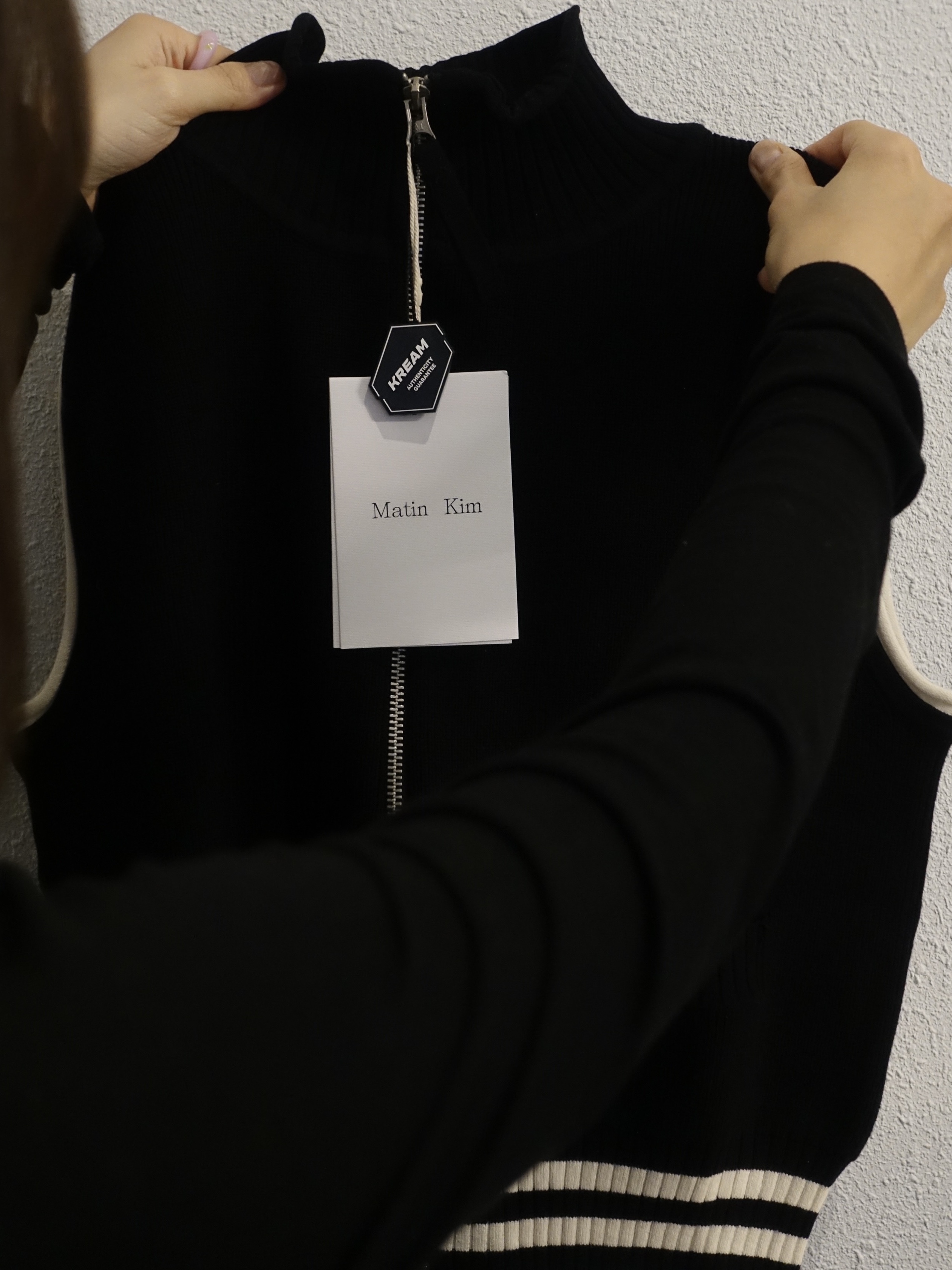 (W) Matin Kim Spell Point Stripe Knit Vest Black, (W) Nike Shox TL Black and Max Orange 착용 스타일 - 8
