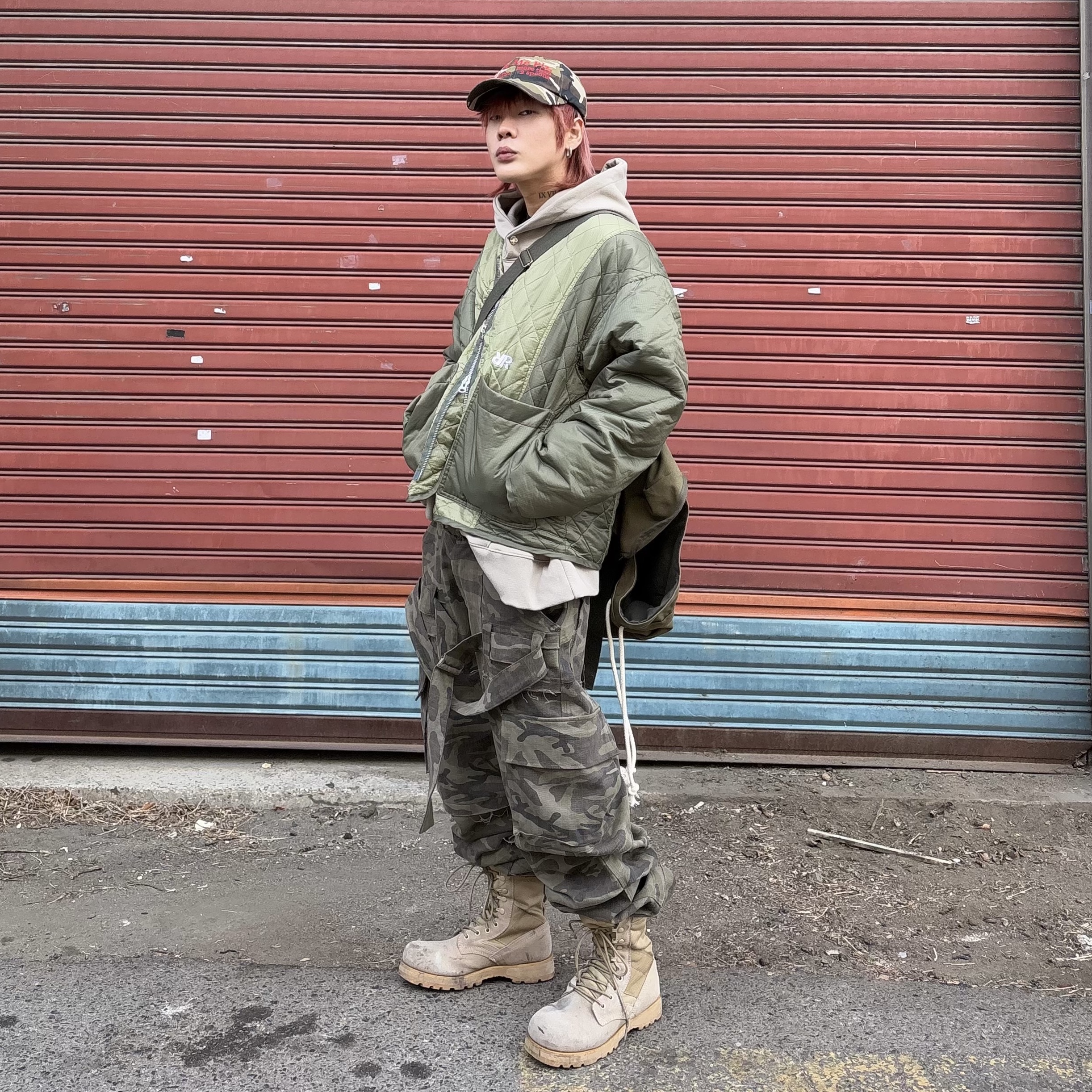Wapworks Herringbone Belted Cargo Pants Camo 착용 스타일 - 1