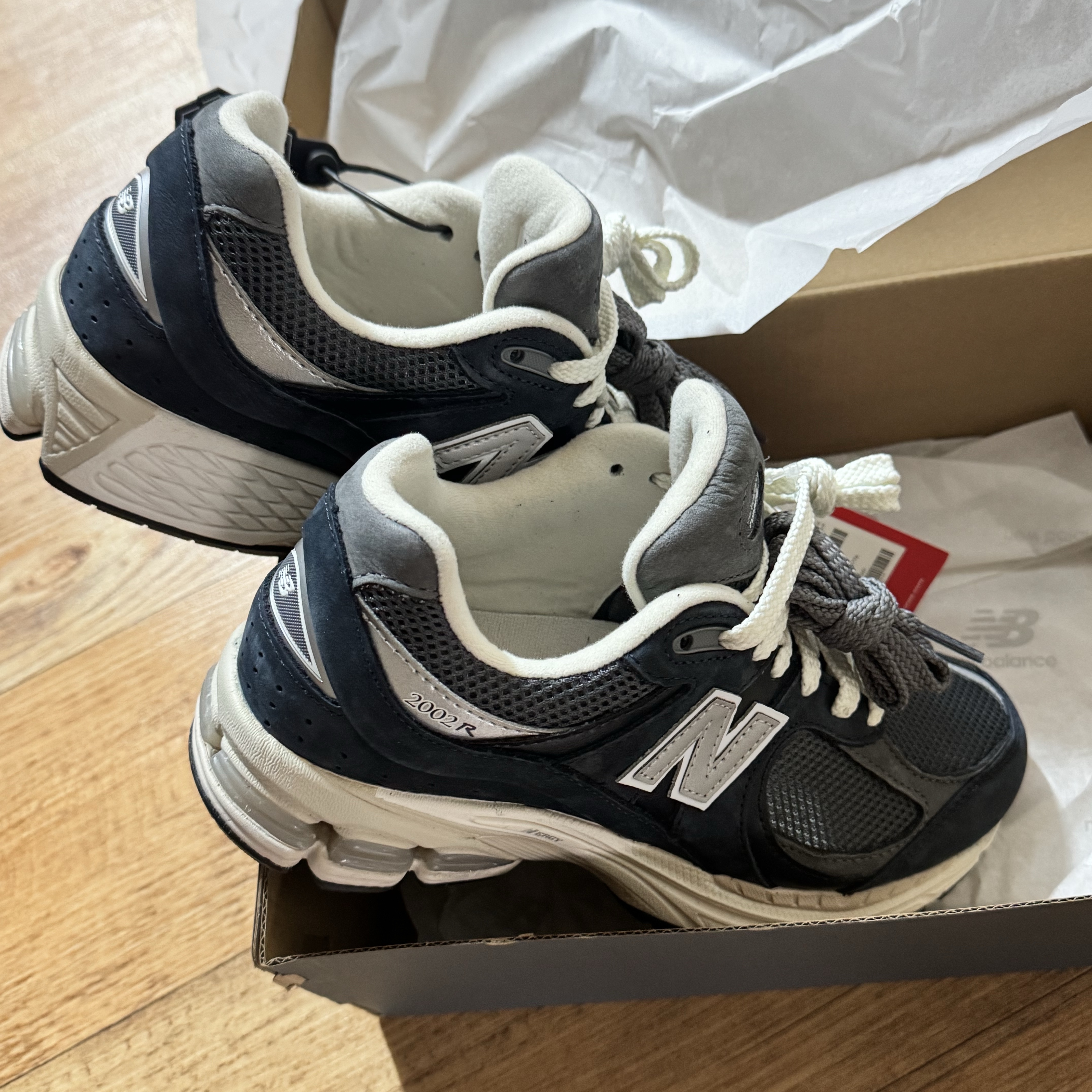 New Balance 2002R Premium Vintage Navy Grey 착용 스타일
