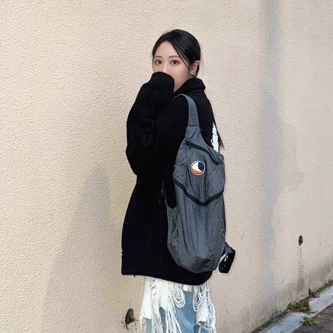 Ticket To The Moon Mini Backpack 15L Dark Grey 착용 스타일 - 1