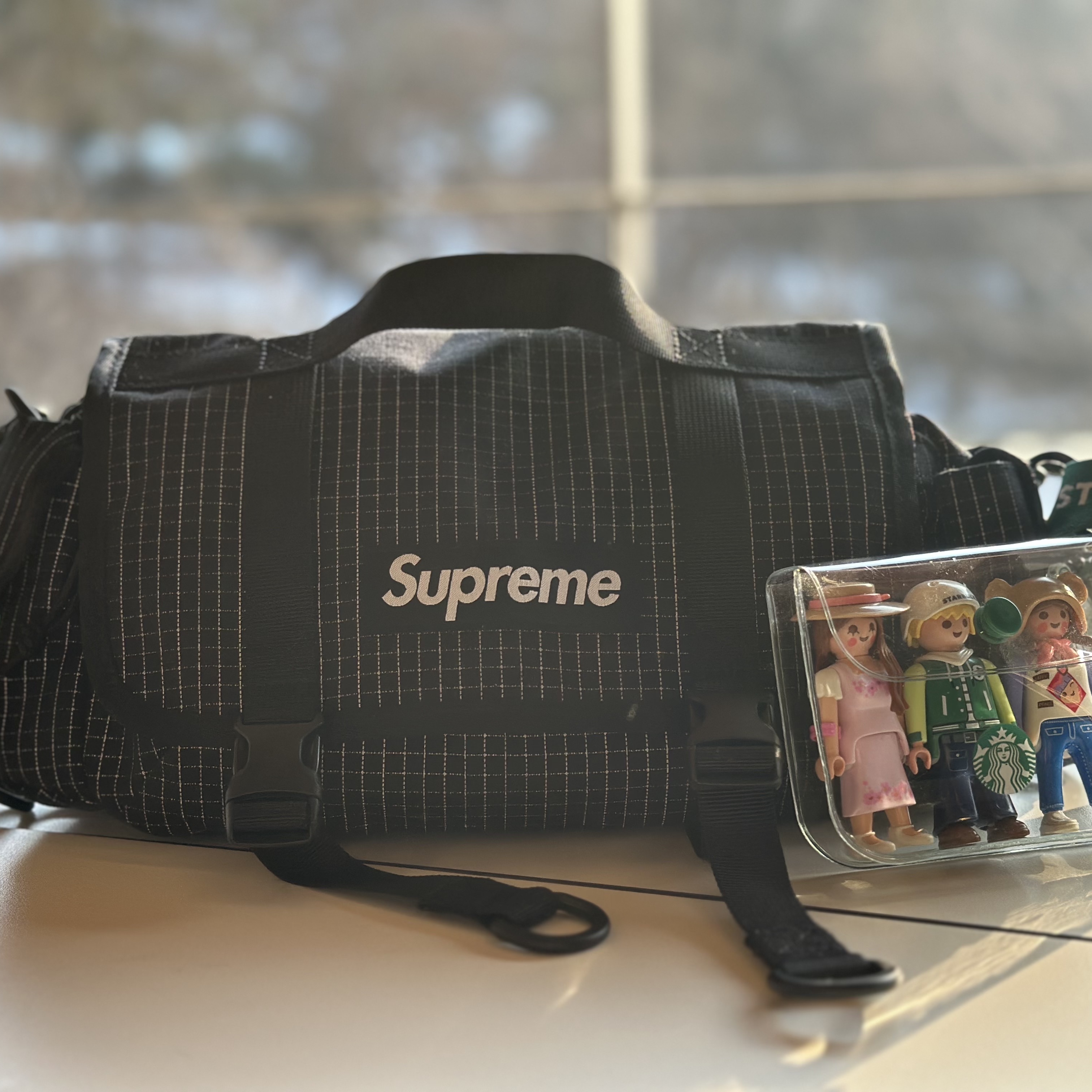 Supreme Mini Duffle Bag Black - 24SS 착용 스타일
