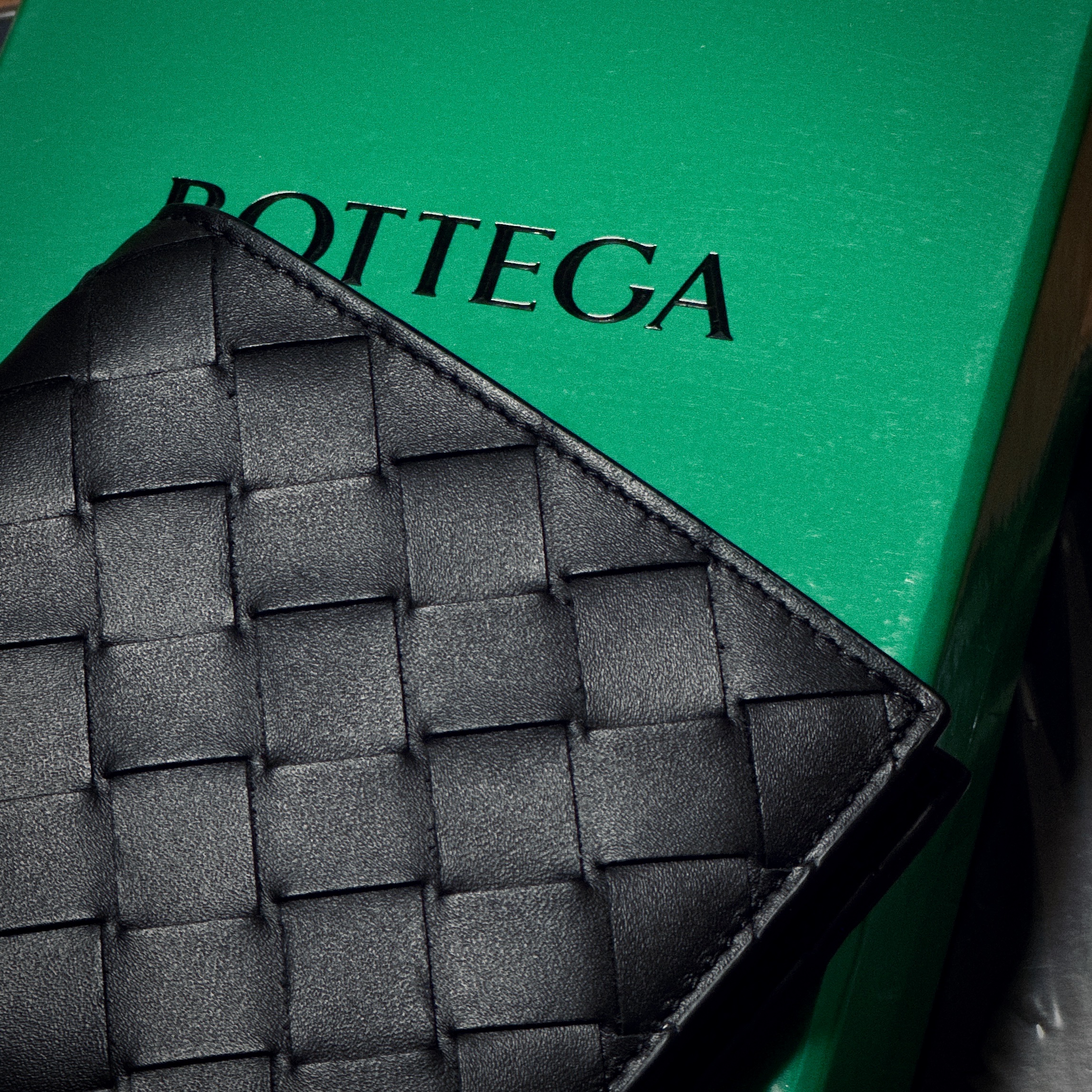 Bottega Veneta Bi-Fold Wallet Black 착용 스타일