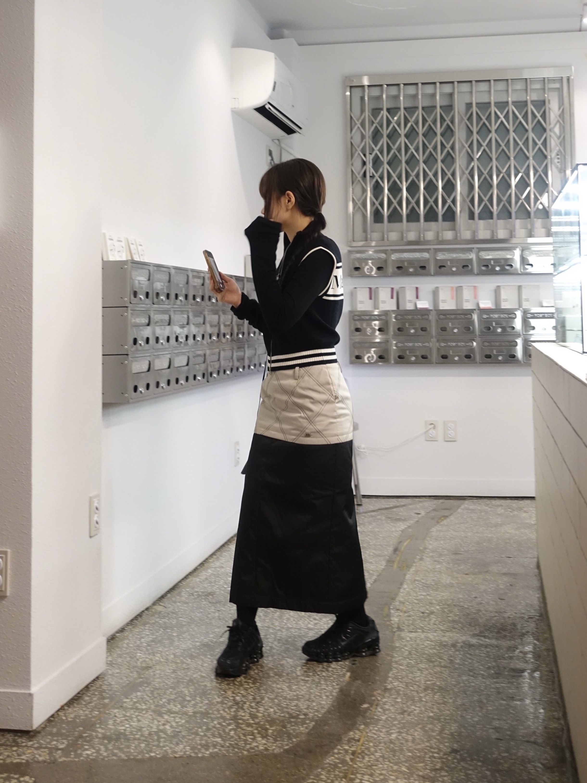 (W) Matin Kim Spell Point Stripe Knit Vest Black, (W) Nike Shox TL Black and Max Orange 착용 스타일 - 7