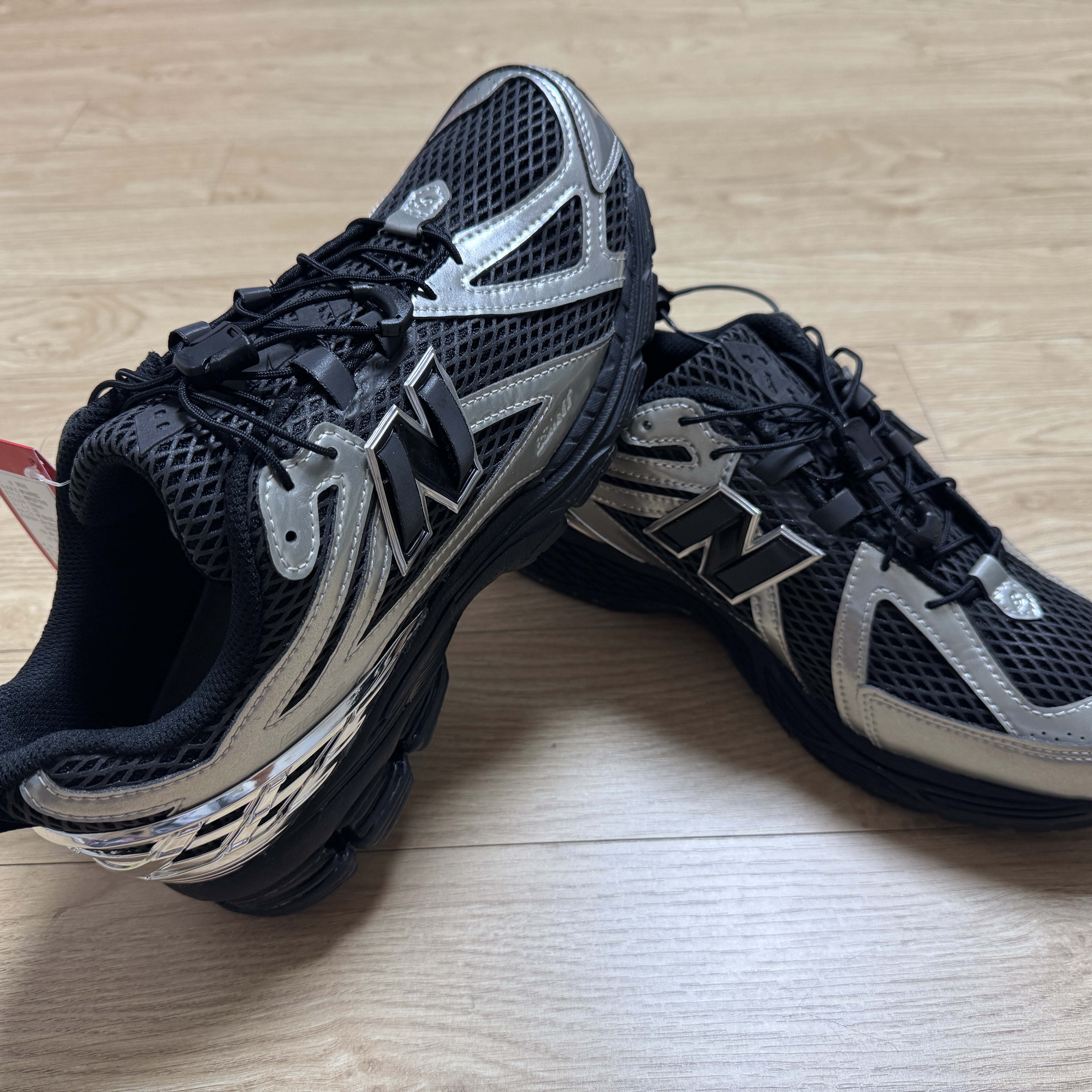 New Balance x The Basement 1906R Silver Metallic Black 착용 스타일 - 5