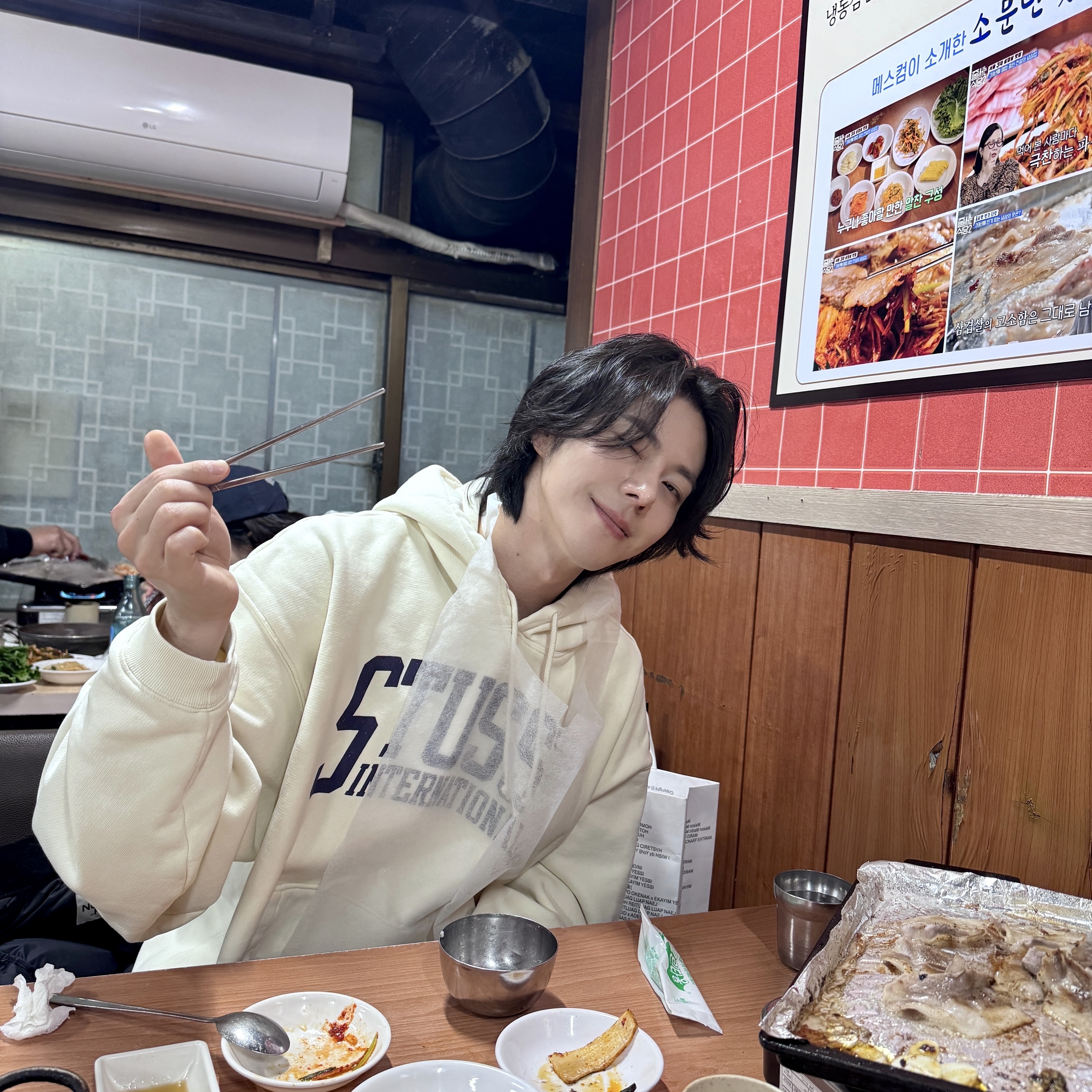 Stussy International Relaxed Hoodie Ivory 착용 스타일