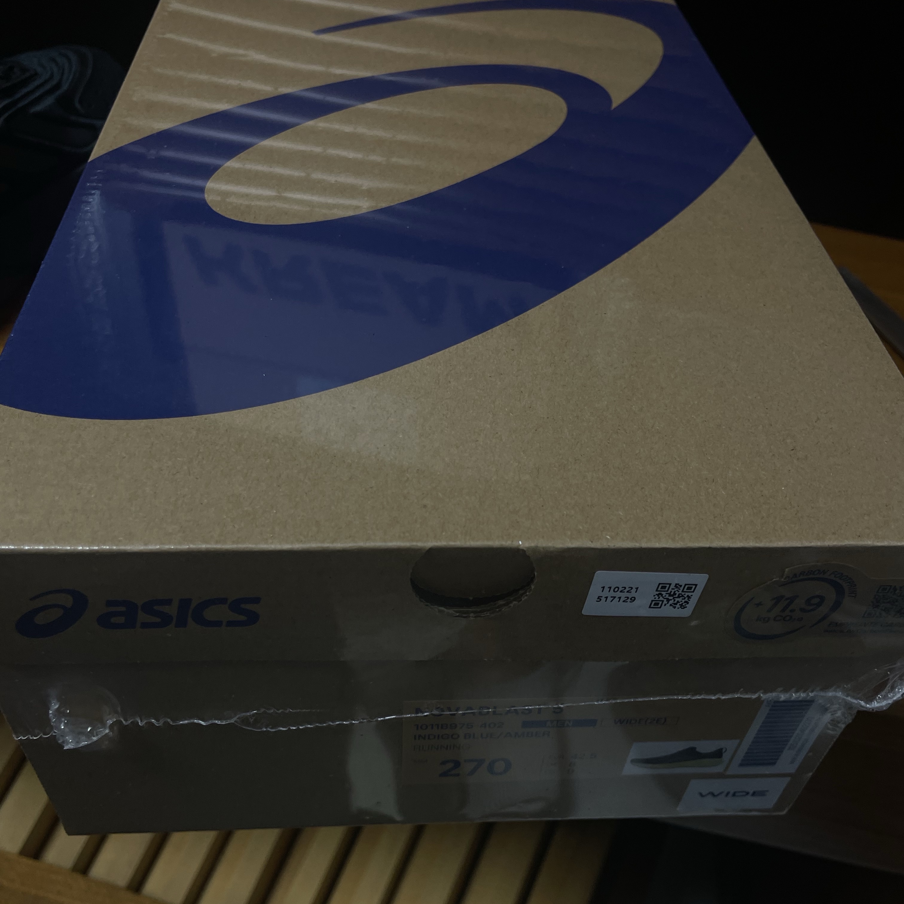 Asics Novablast 5 Indigo Blue Amber - 2E Wide 착용 스타일 - 1