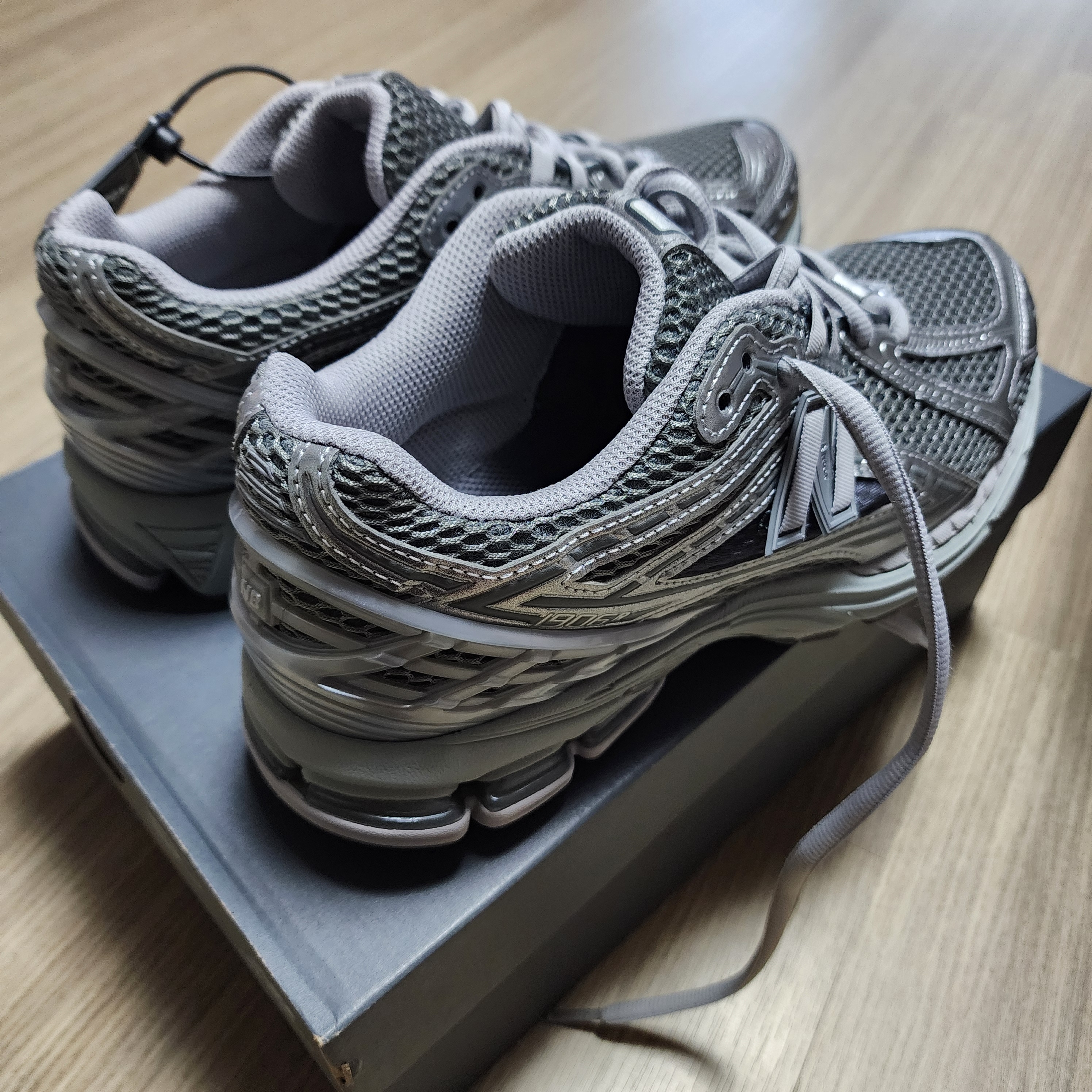 New Balance 1906R Harbor Grey Silver Metalic 착용 스타일 - 3