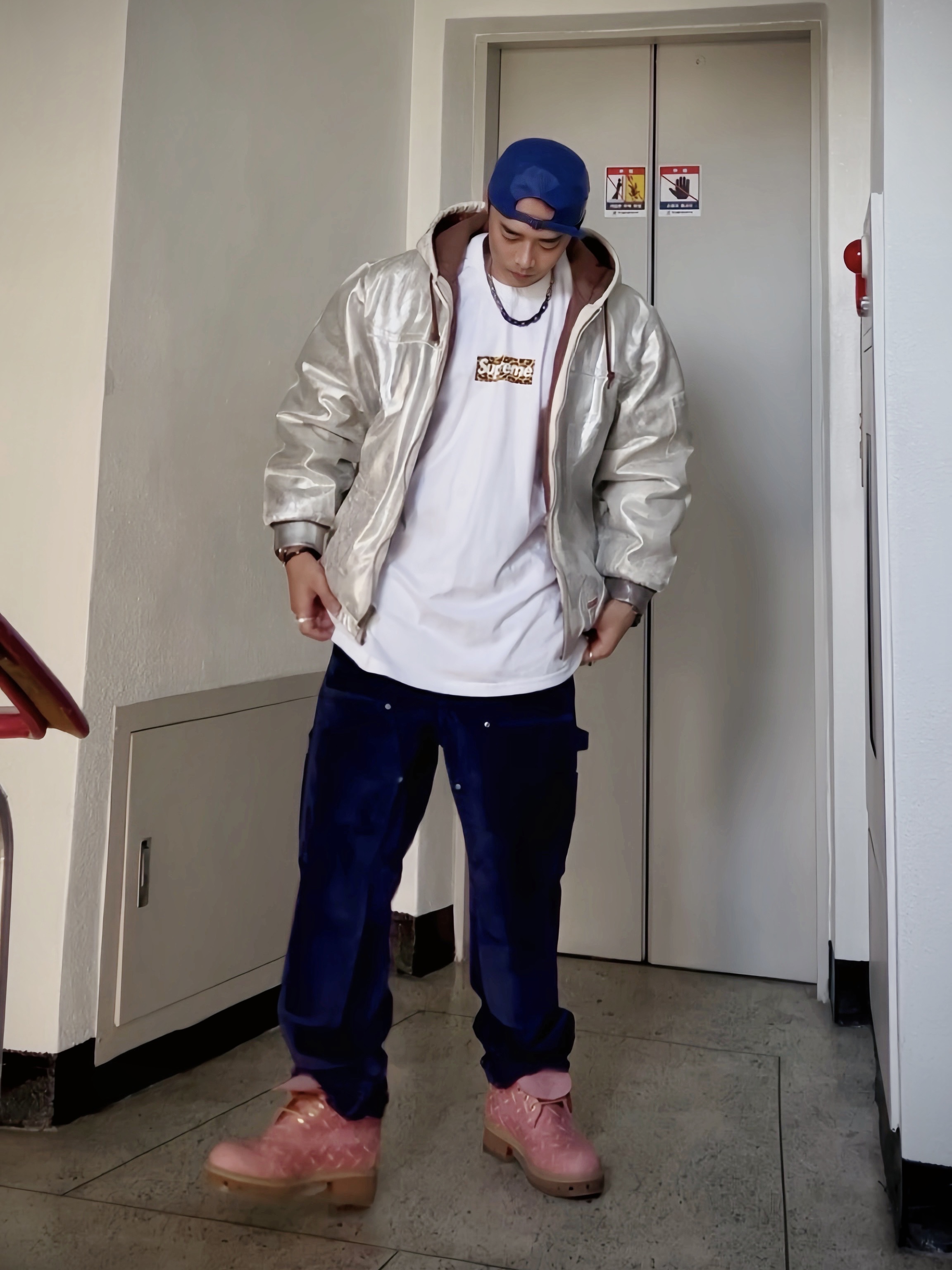 Supreme Leather Camp Cap Royal - 21SS, Supreme Shanghai Box Logo T-Shirt White - 24SS 착용 스타일 - 1
