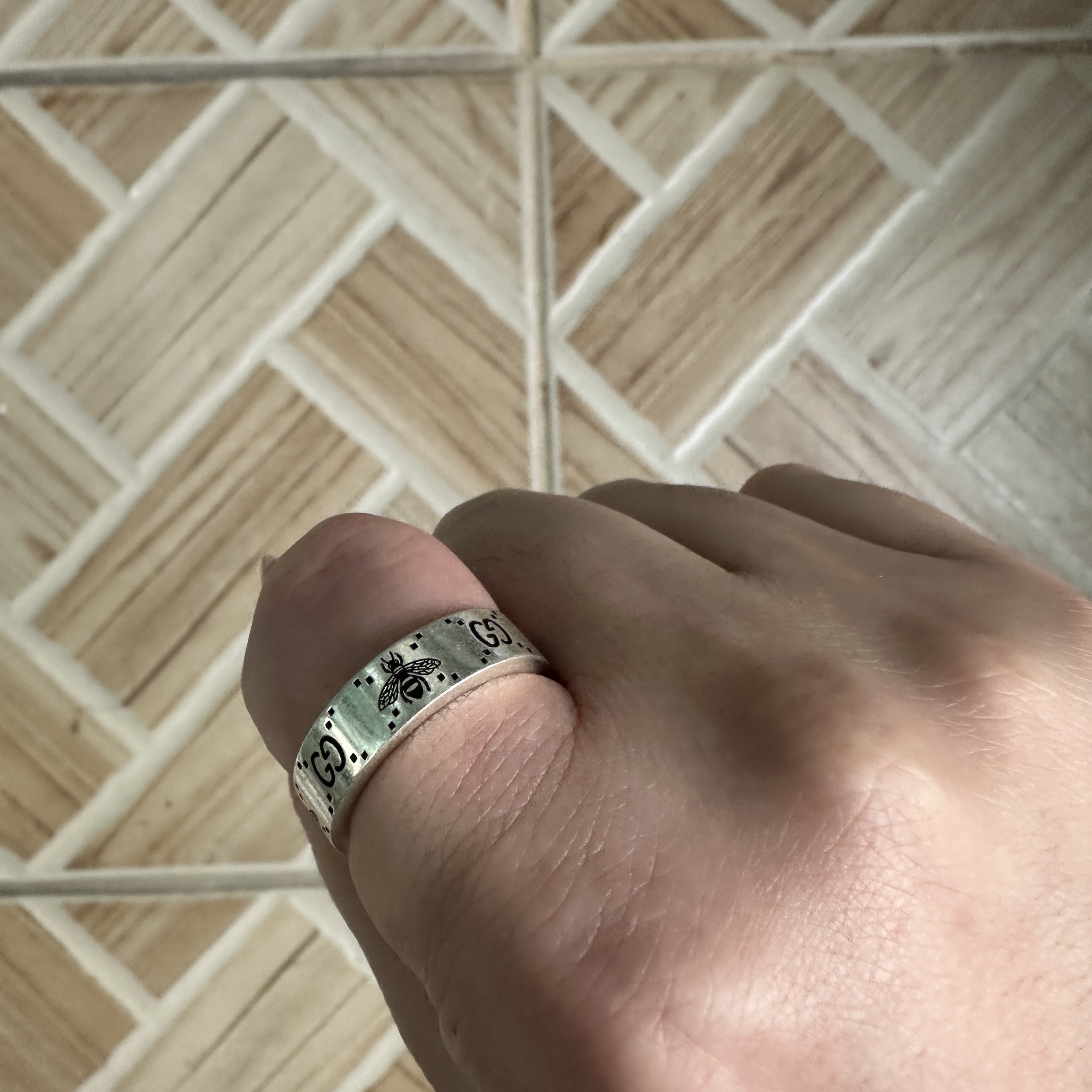 Gucci Double G Bee Engraved Ring Silver 착용 스타일