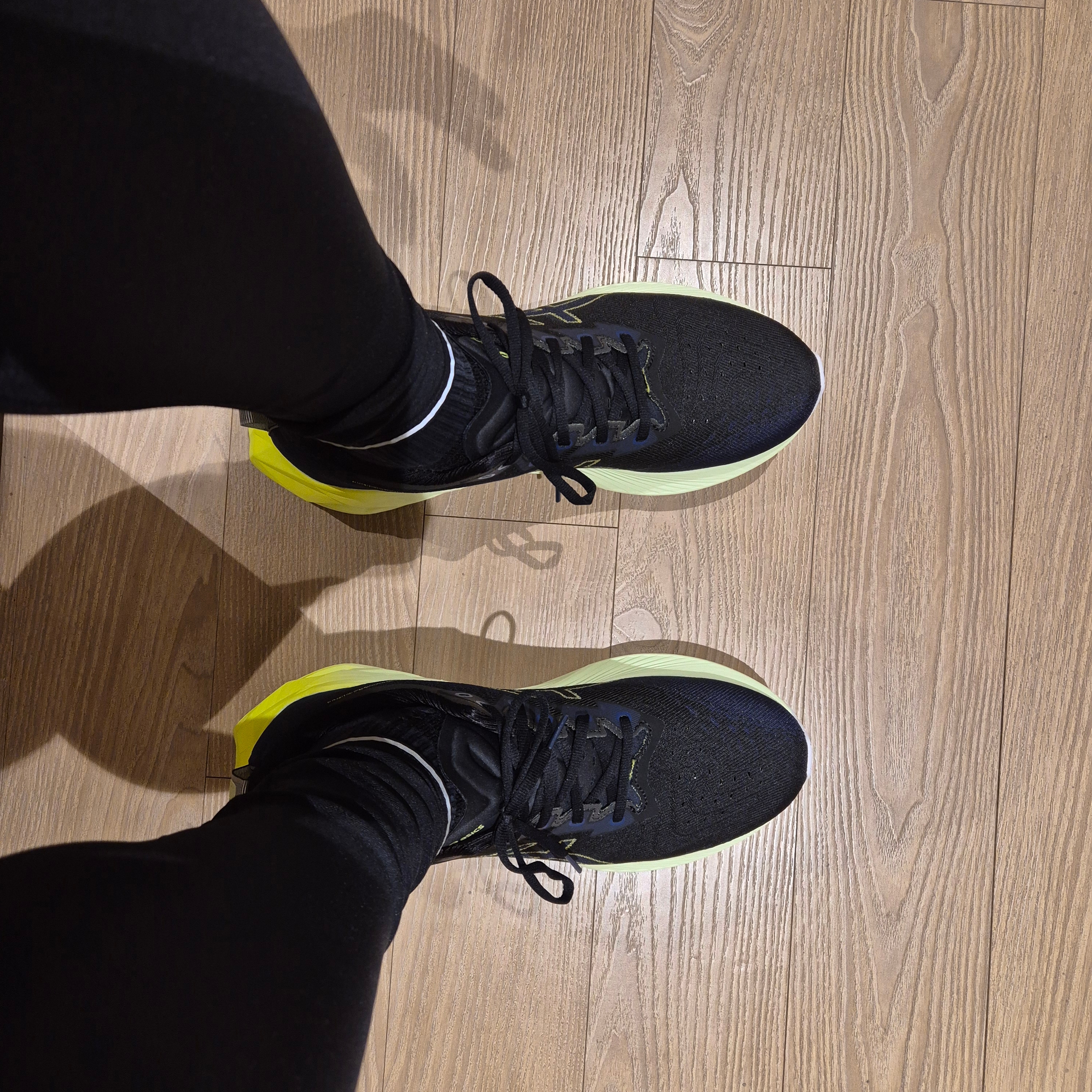 Asics Novablast 4 Black Blue Expanse - 2E Wide 착용 스타일