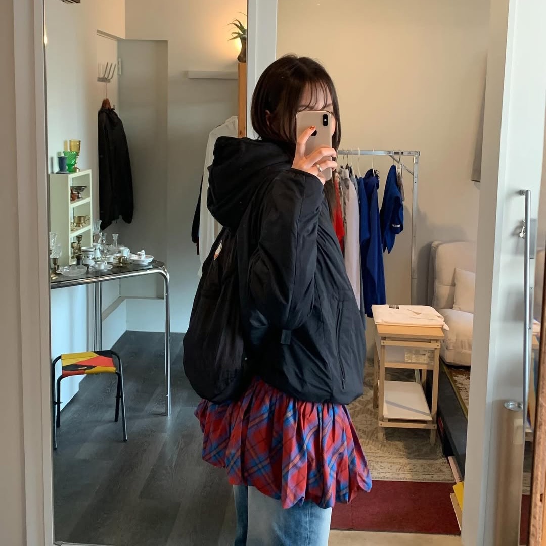 Ticket To The Moon Mini Backpack 15L Black 착용 스타일 - 1