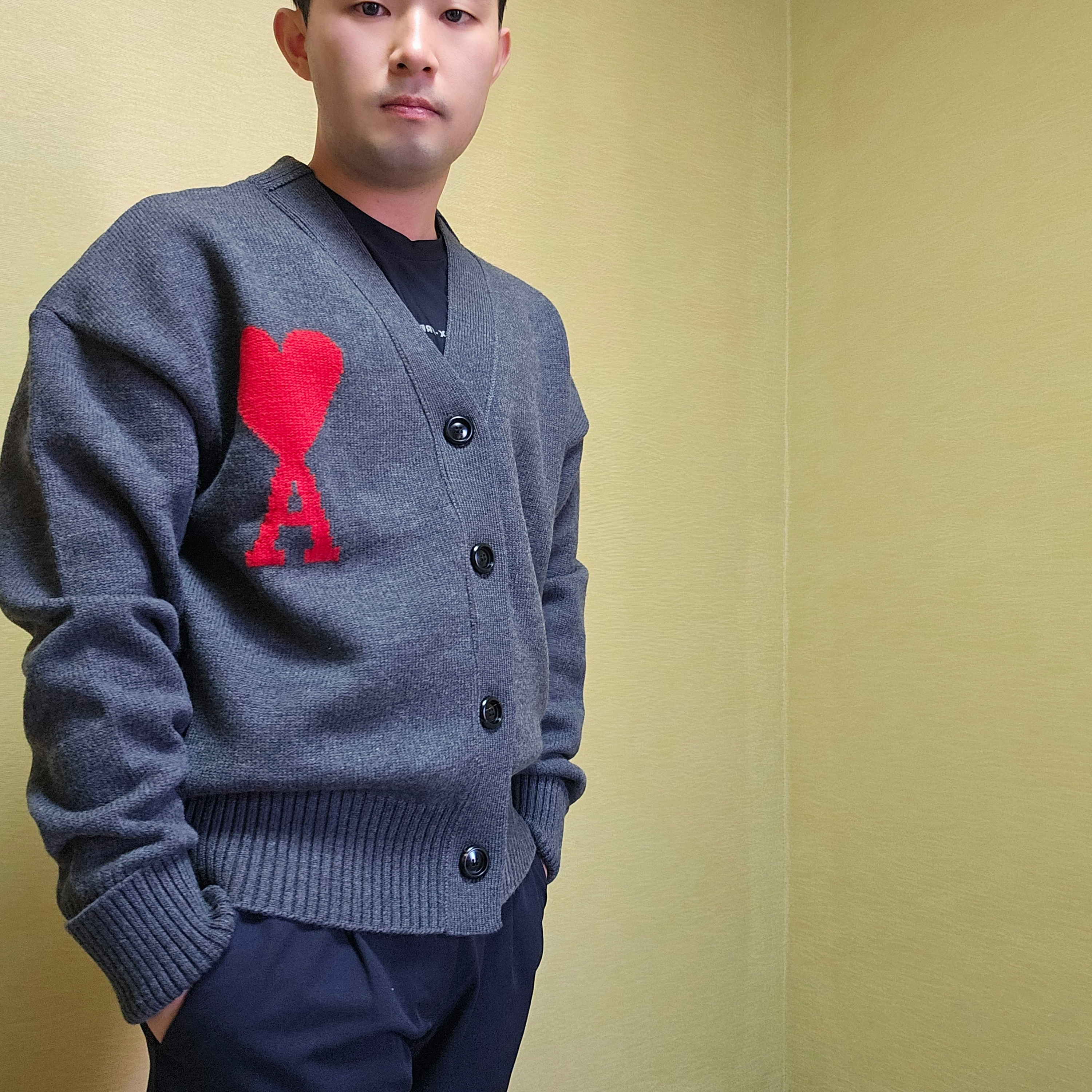 AMI de Coeur Oversize Intarsia Cardigan Grey Red 착용 스타일 - 1