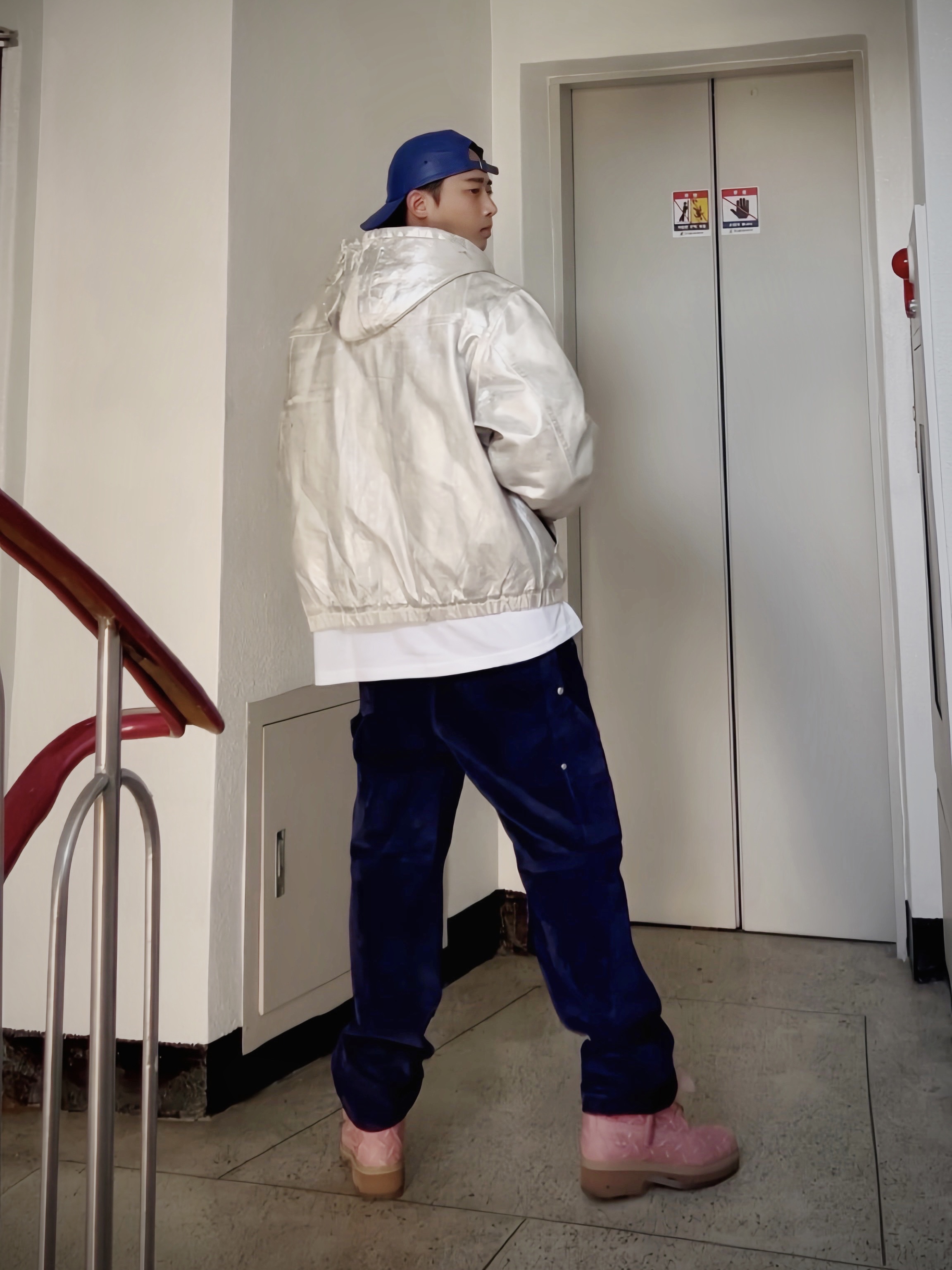Supreme Leather Camp Cap Royal - 21SS, Supreme Shanghai Box Logo T-Shirt White - 24SS 착용 스타일 - 3
