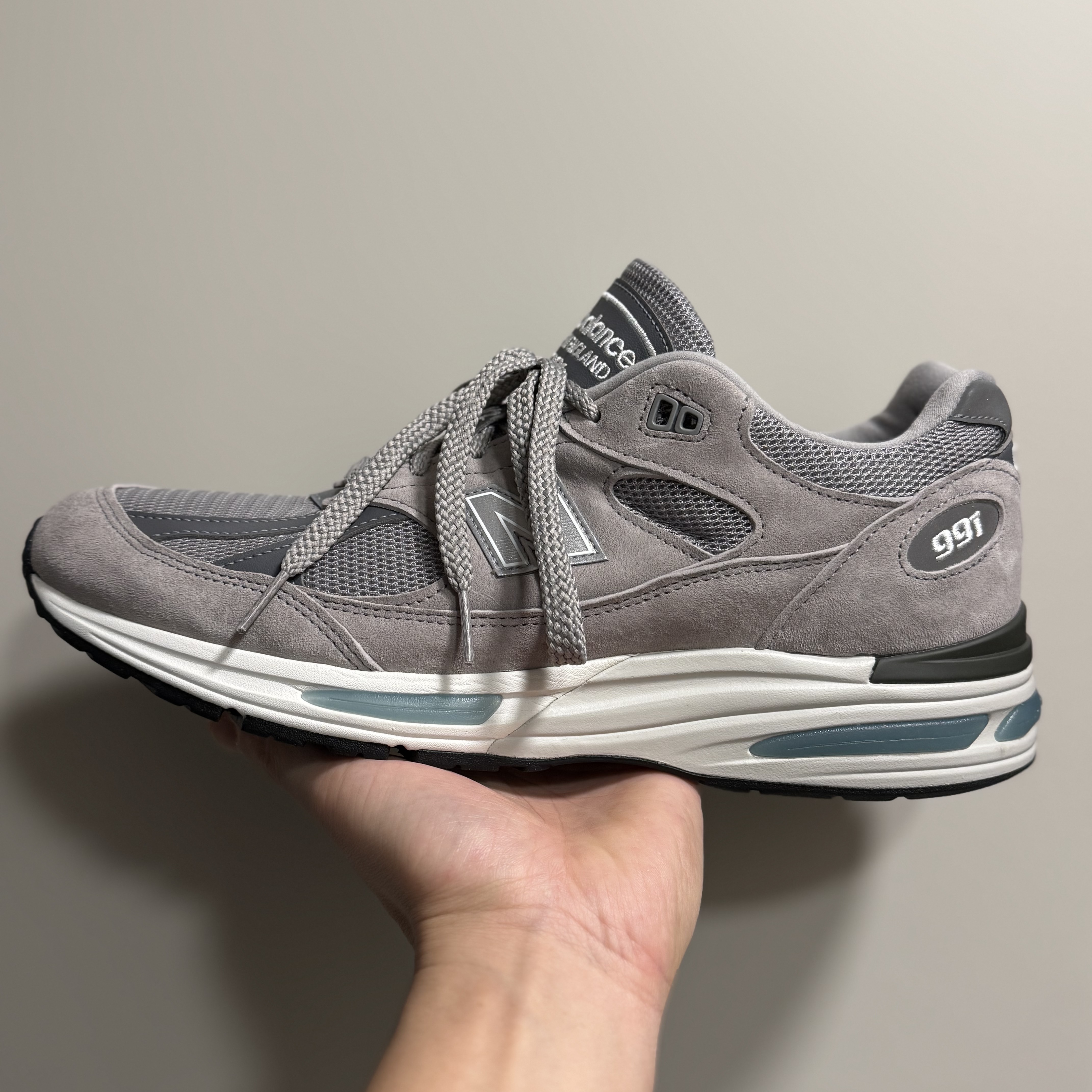 New Balance 991v2 Made in UK Rock Ridge Alloy Silver 착용 스타일