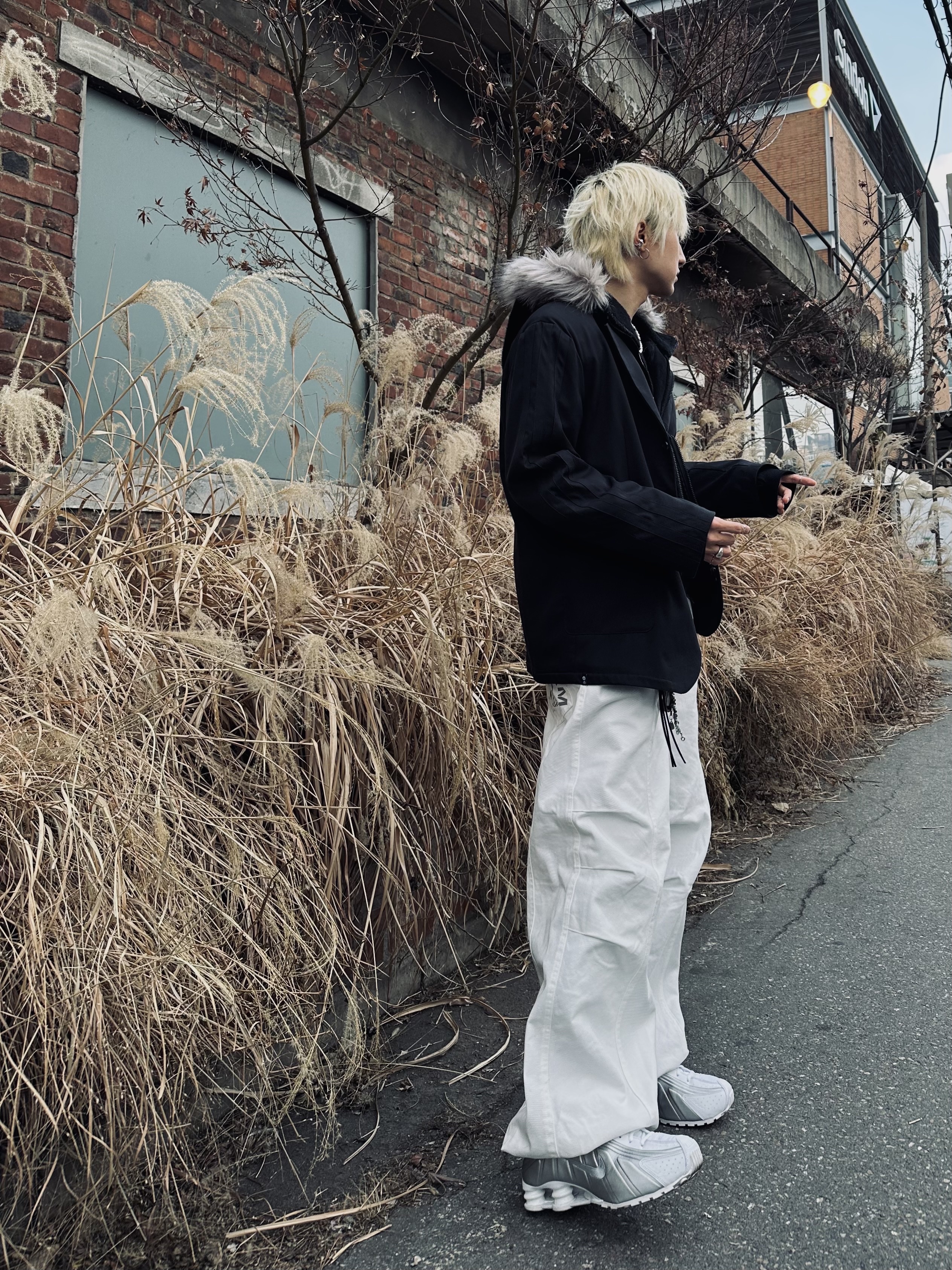 Nike Shox R4 White Metallic, Sou Sou Canvas Soft Gamaguchi Bag Large Black (with 110cm Black Leather Strap) 착용 스타일 - 2