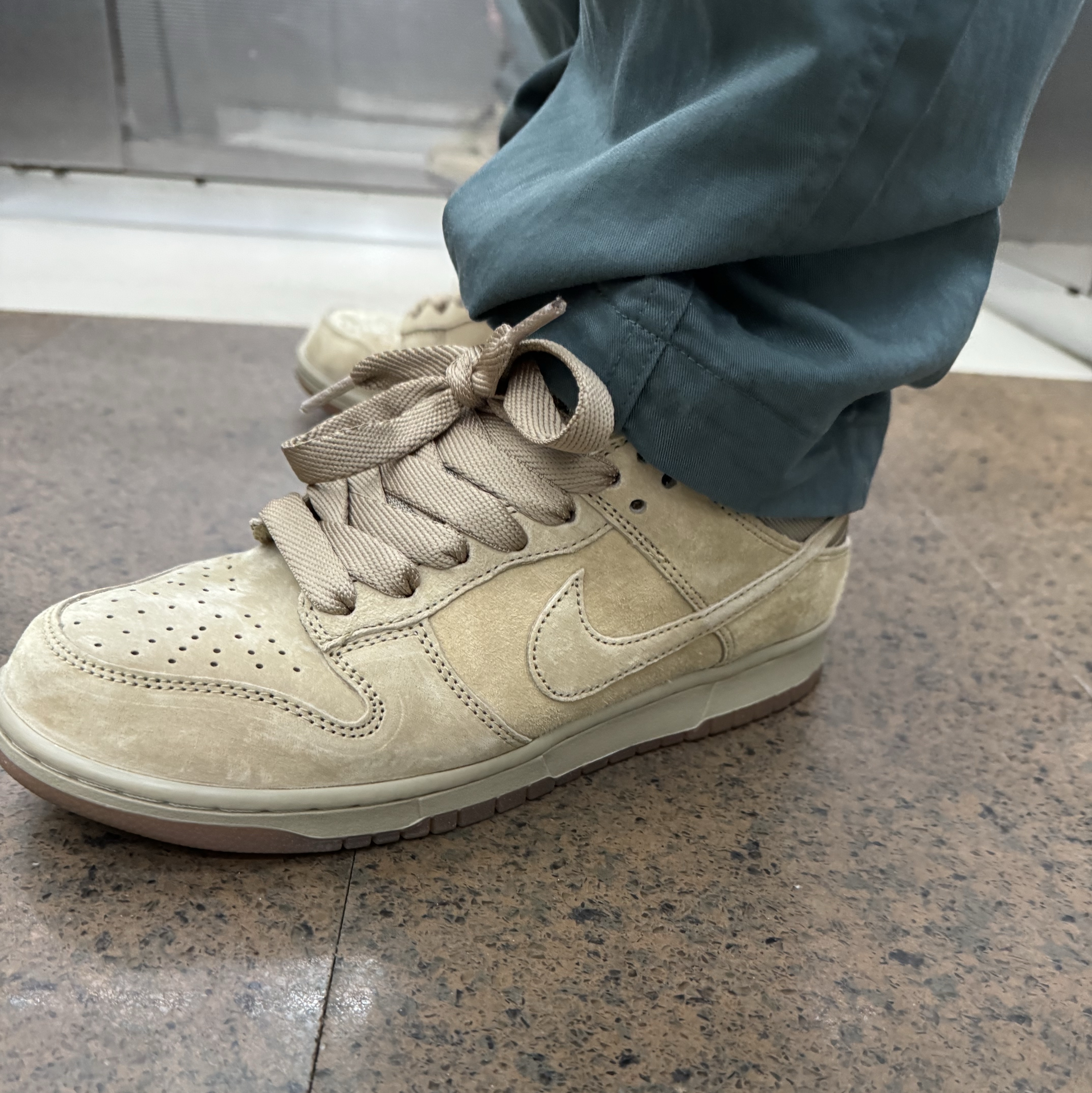 Nike SB Dunk Low Pro B Parachute Beige, The North Face Purple Label Chino Wide Tapered Field Pants Dark Navy 착용 스타일