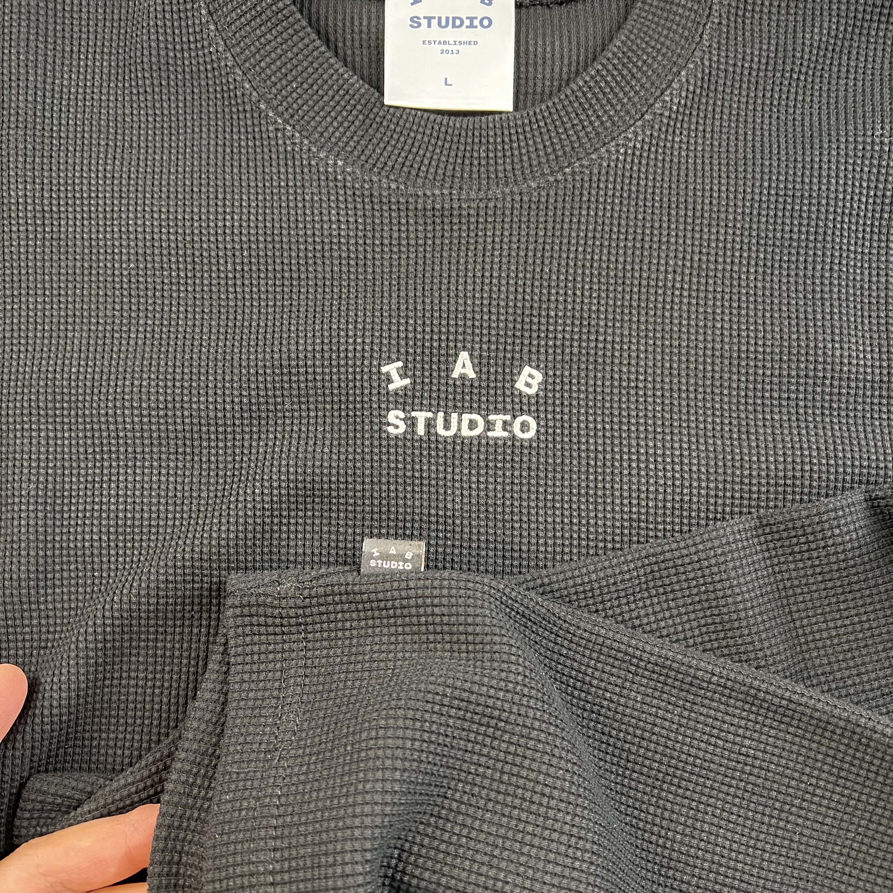 IAB Studio Waffle Long Sleeve Black White 착용 스타일 - 4