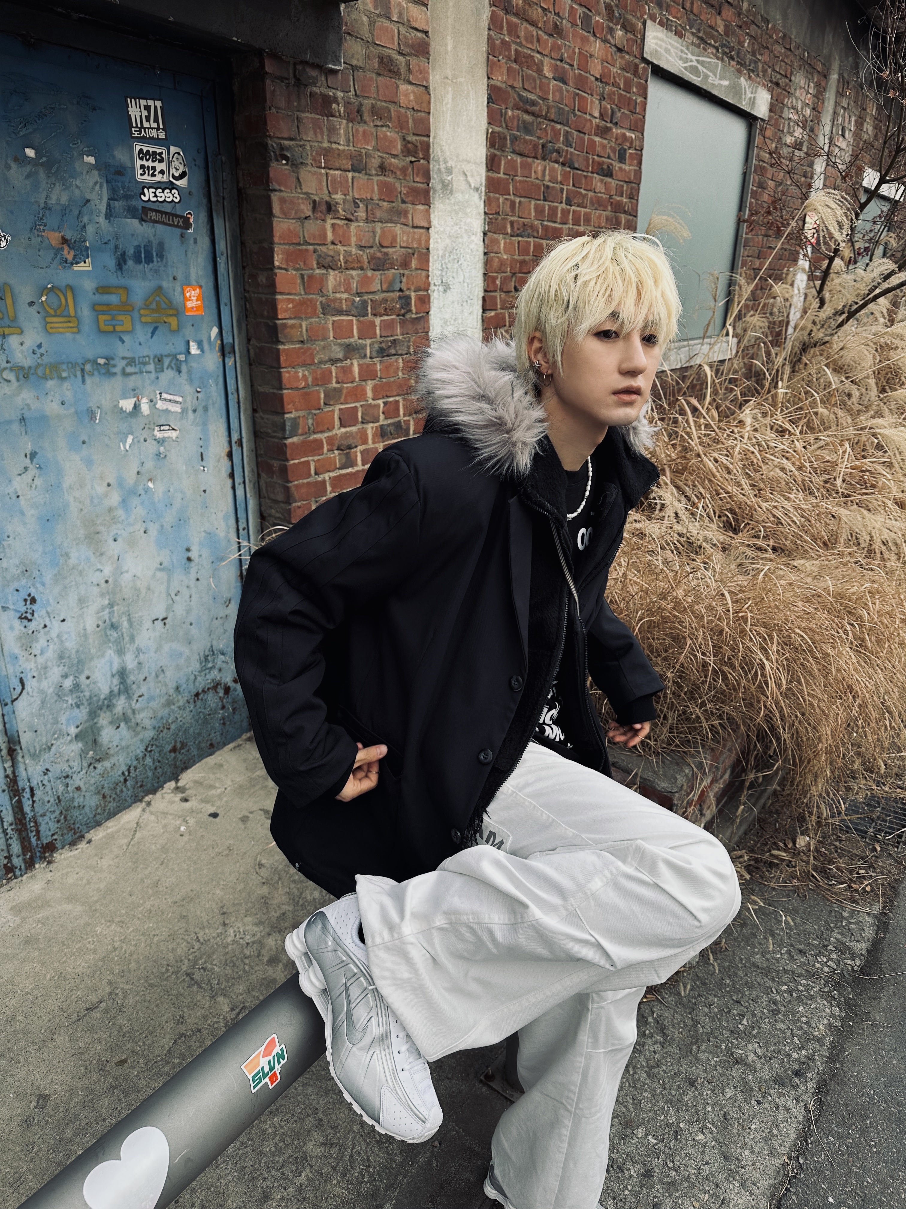 Nike Shox R4 White Metallic, Sou Sou Canvas Soft Gamaguchi Bag Large Black (with 110cm Black Leather Strap) 착용 스타일 - 3