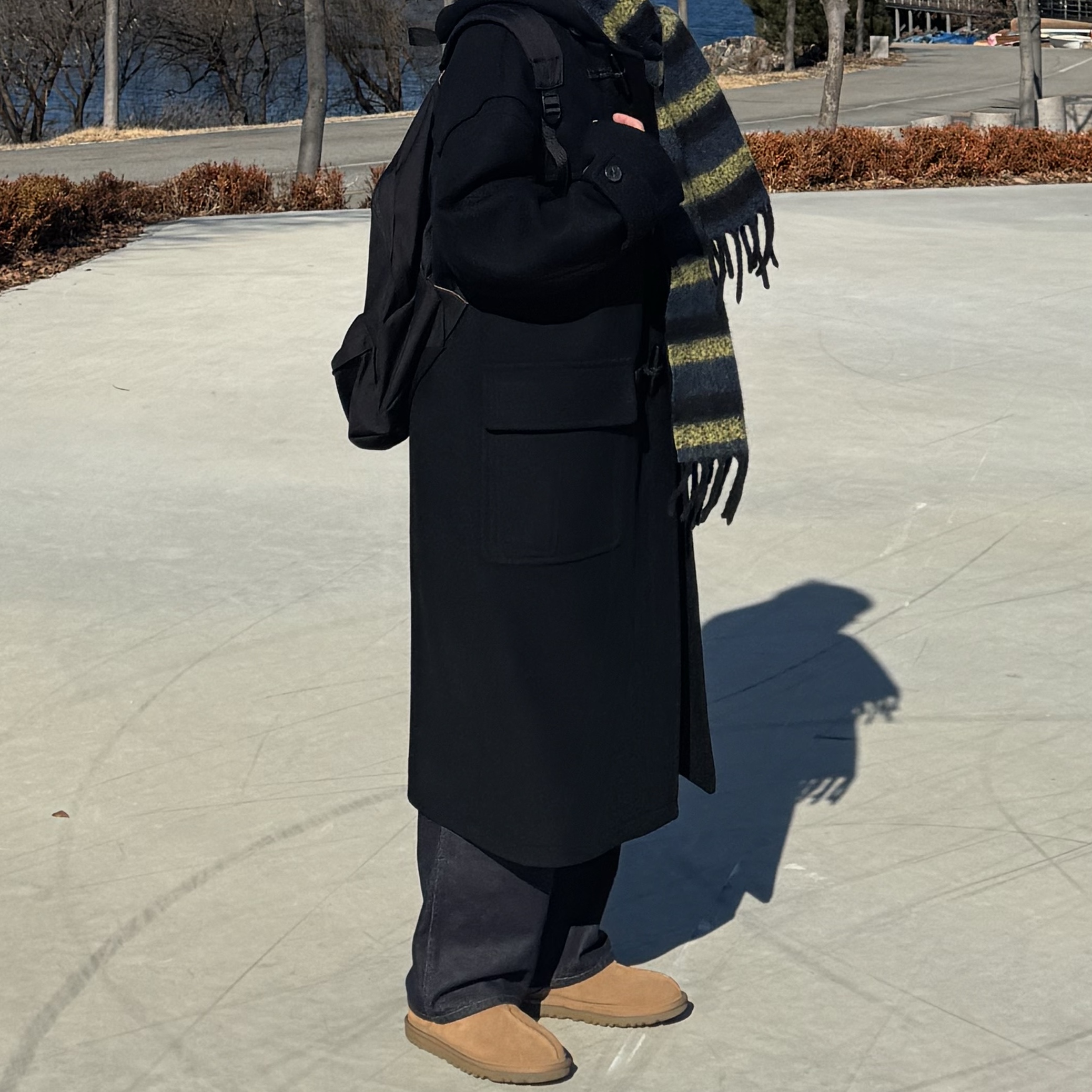 Uniqlo x JW Anderson Striped Chunky Scarf Blue, UGG Neuman Chestnut 착용 스타일