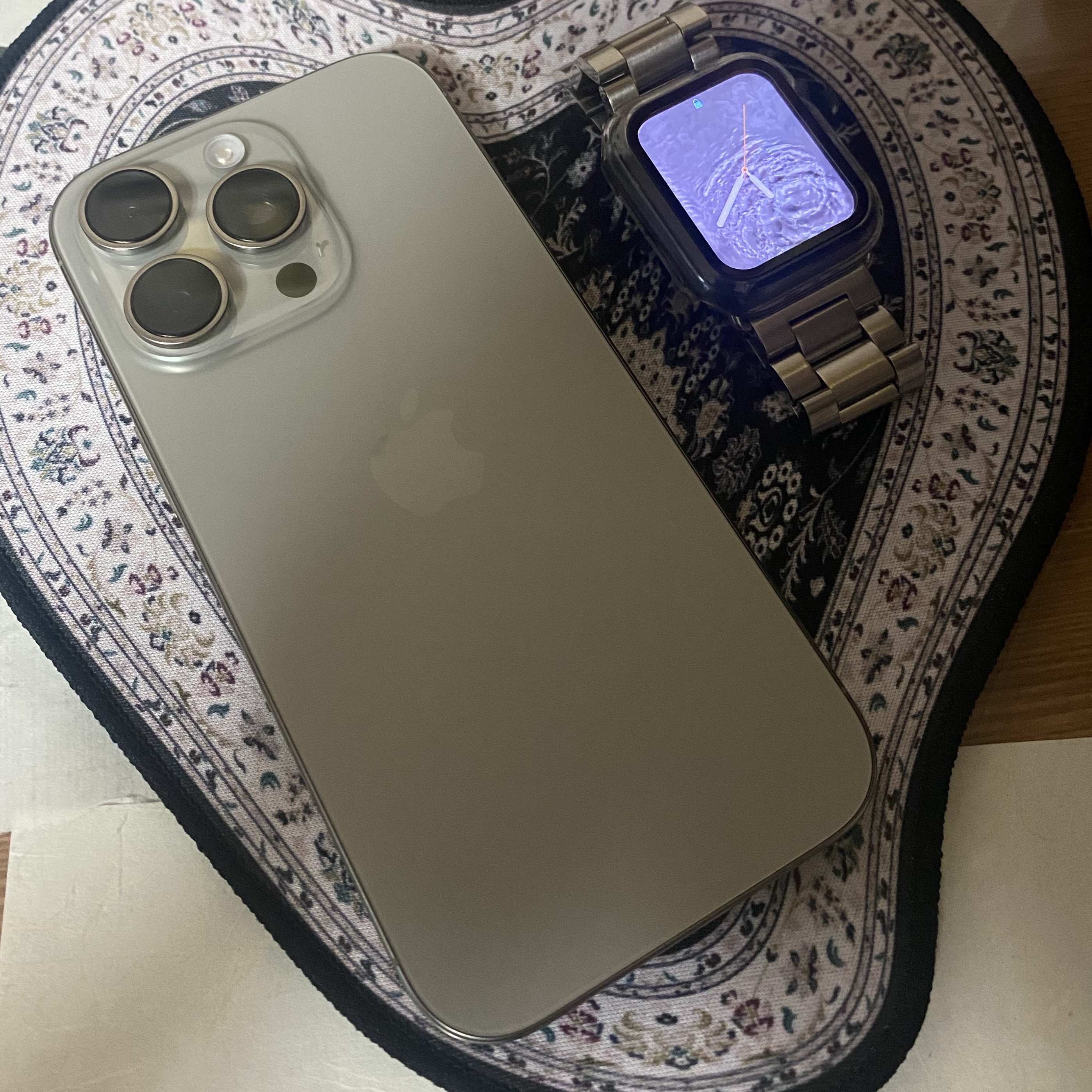 Apple iPhone 16 Pro 128GB Natural Titanium (Korean Ver.), Apple Watch SE 40mm GPS Space Gray Aluminum Case with Sport Band Midnight (Korean Ver.) 착용 스타일