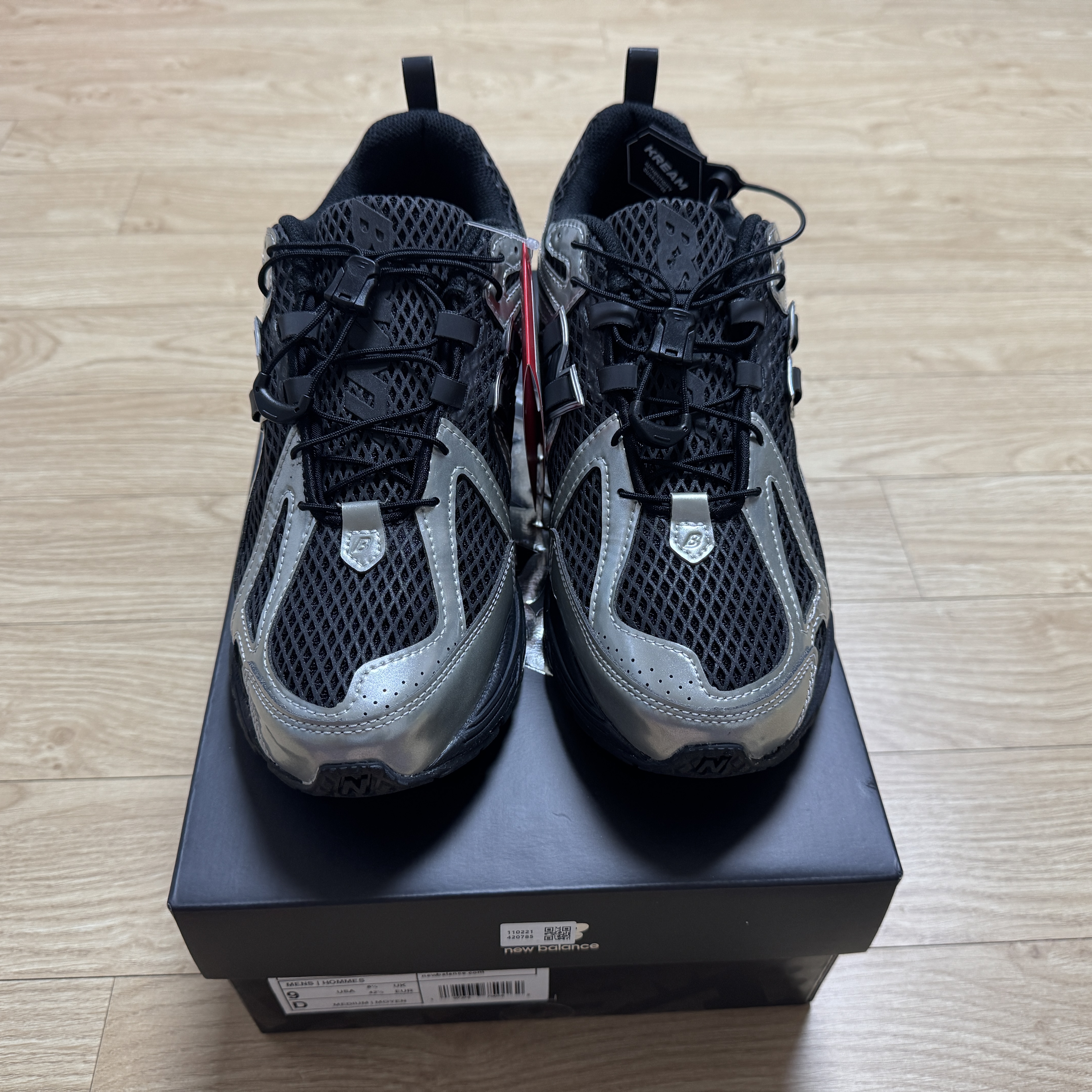 New Balance x The Basement 1906R Silver Metallic Black 착용 스타일 - 1