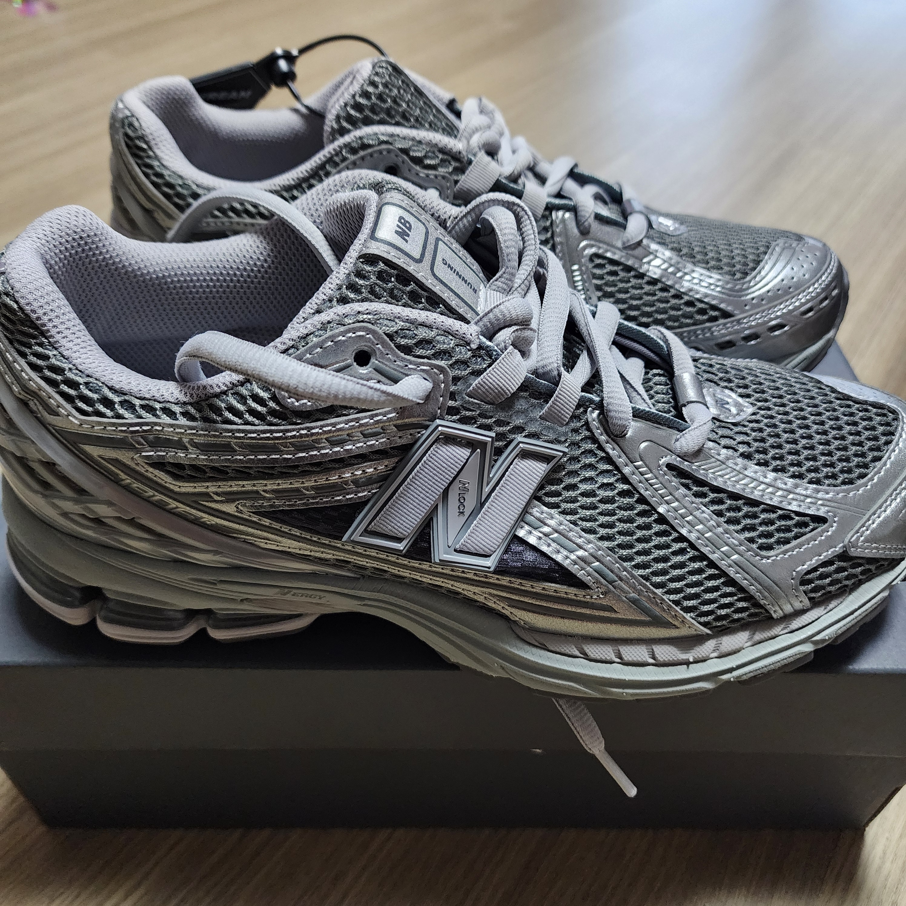 New Balance 1906R Harbor Grey Silver Metalic 착용 스타일 - 1
