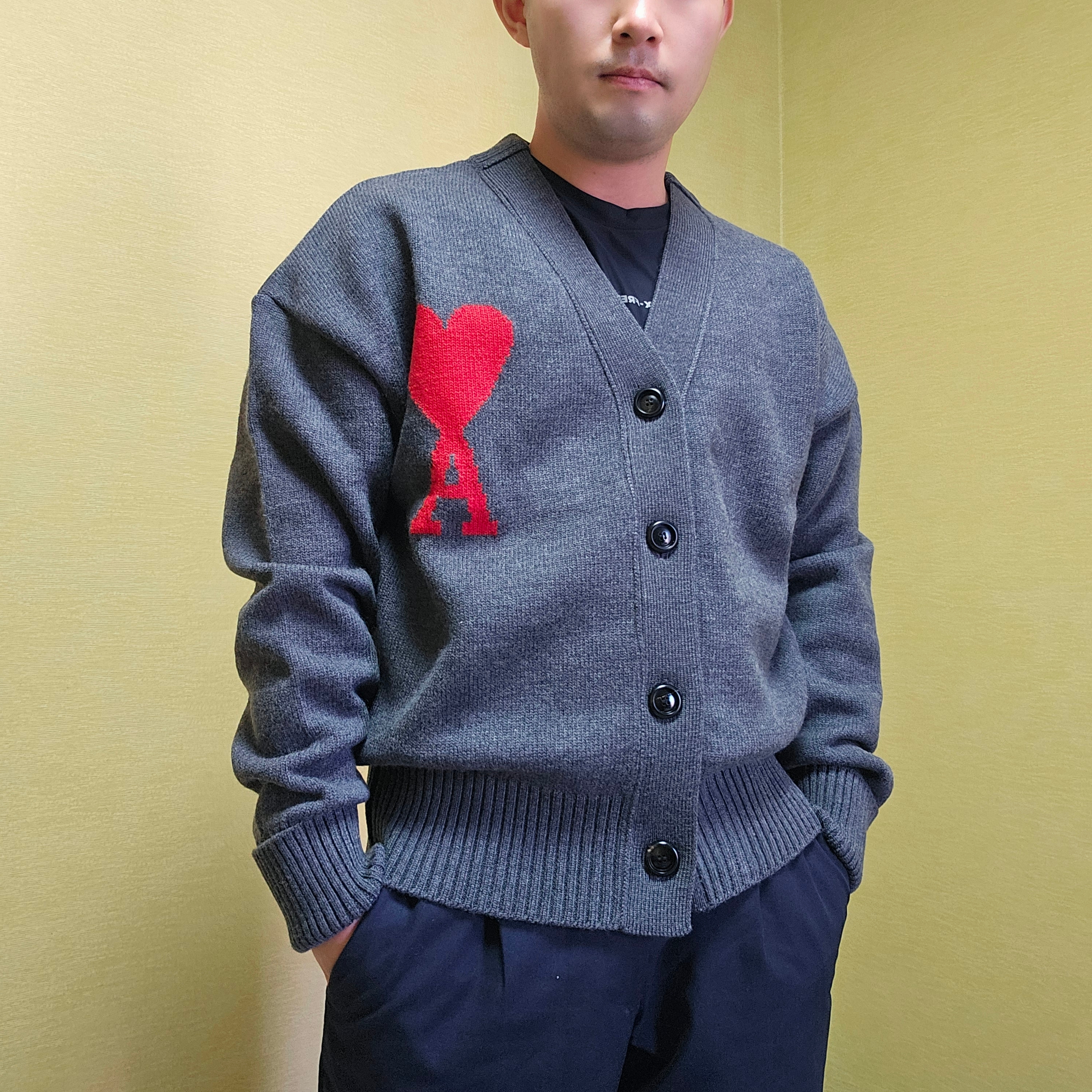 AMI de Coeur Oversize Intarsia Cardigan Grey Red 착용 스타일 - 2