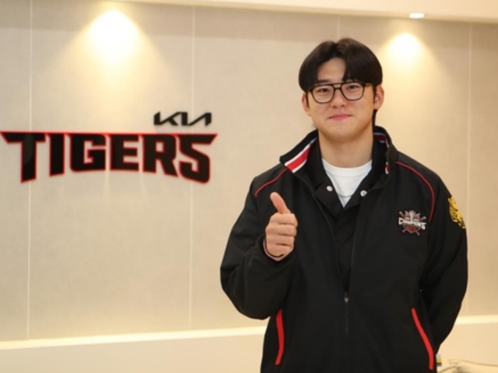 Kia Tigers x IAB Studio 24 Authentic Spring Autumn Jumper Black 착용 스타일