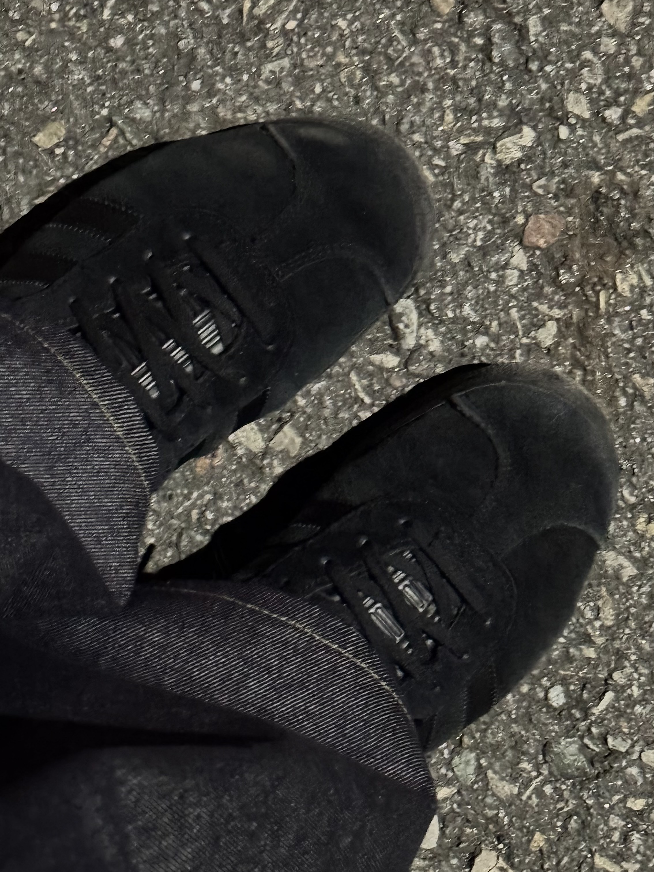 Adidas Gazelle Triple Black 착용 스타일