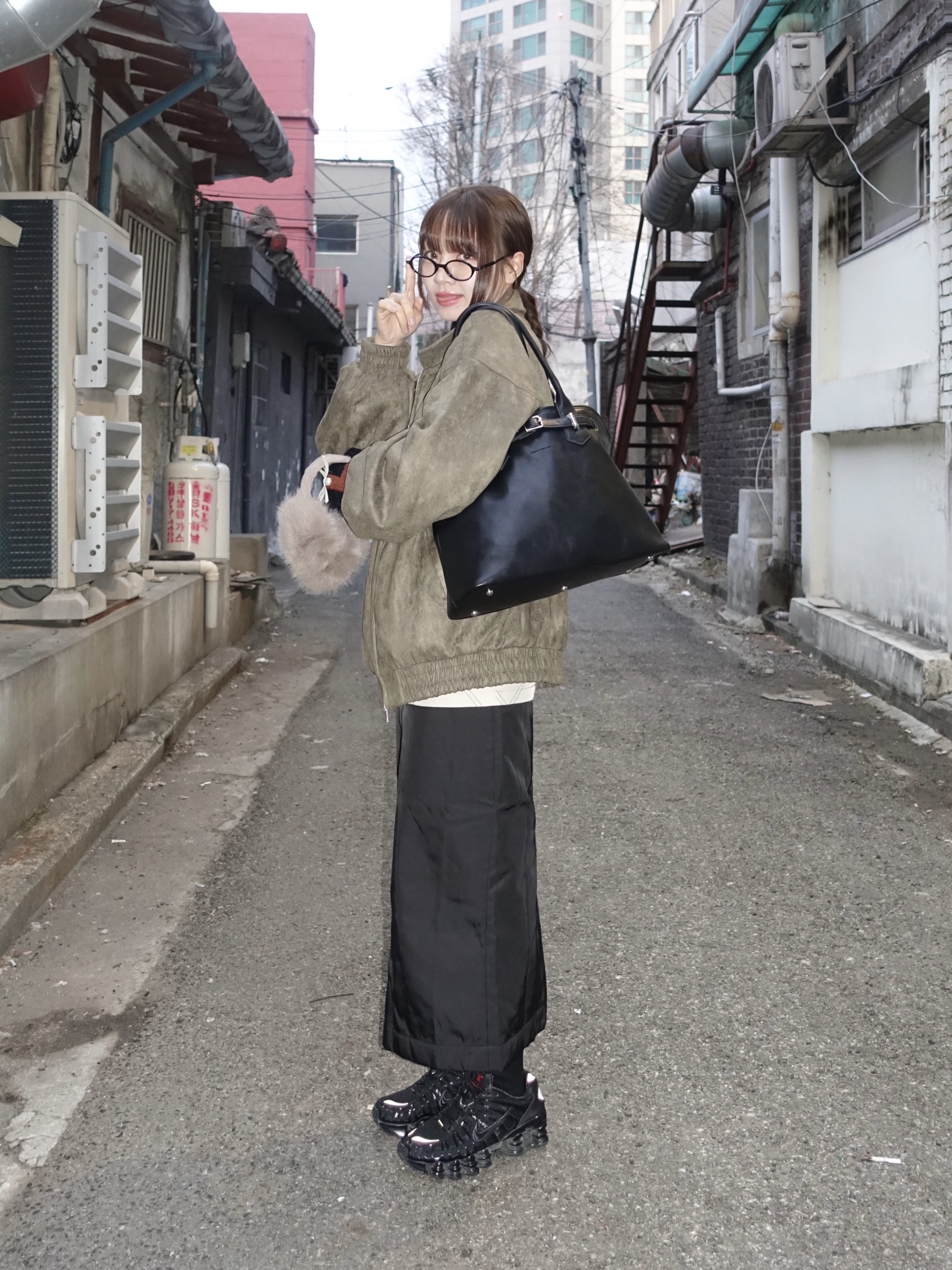 (W) Nike Shox TL Black and Max Orange 착용 스타일