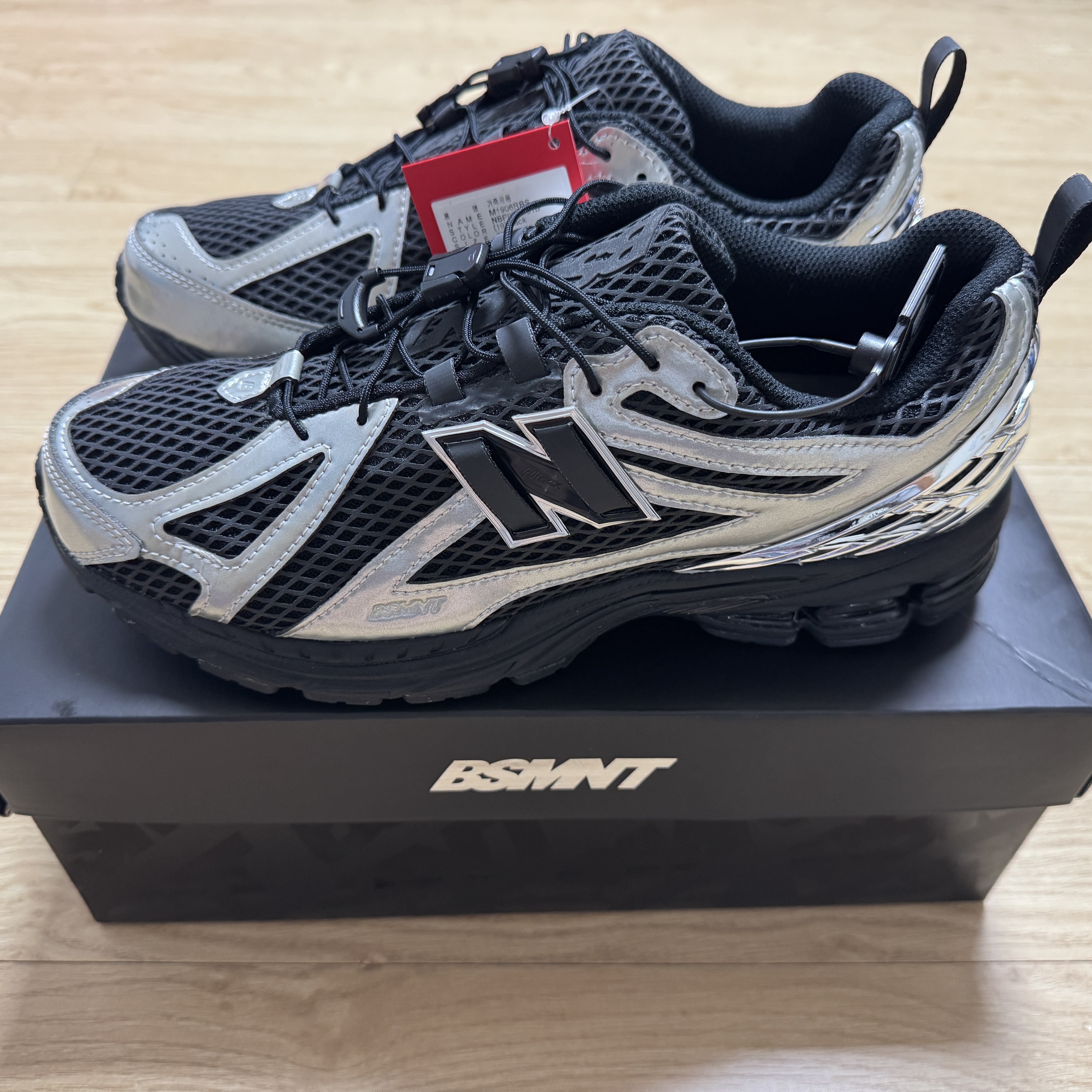 New Balance x The Basement 1906R Silver Metallic Black 착용 스타일 - 4