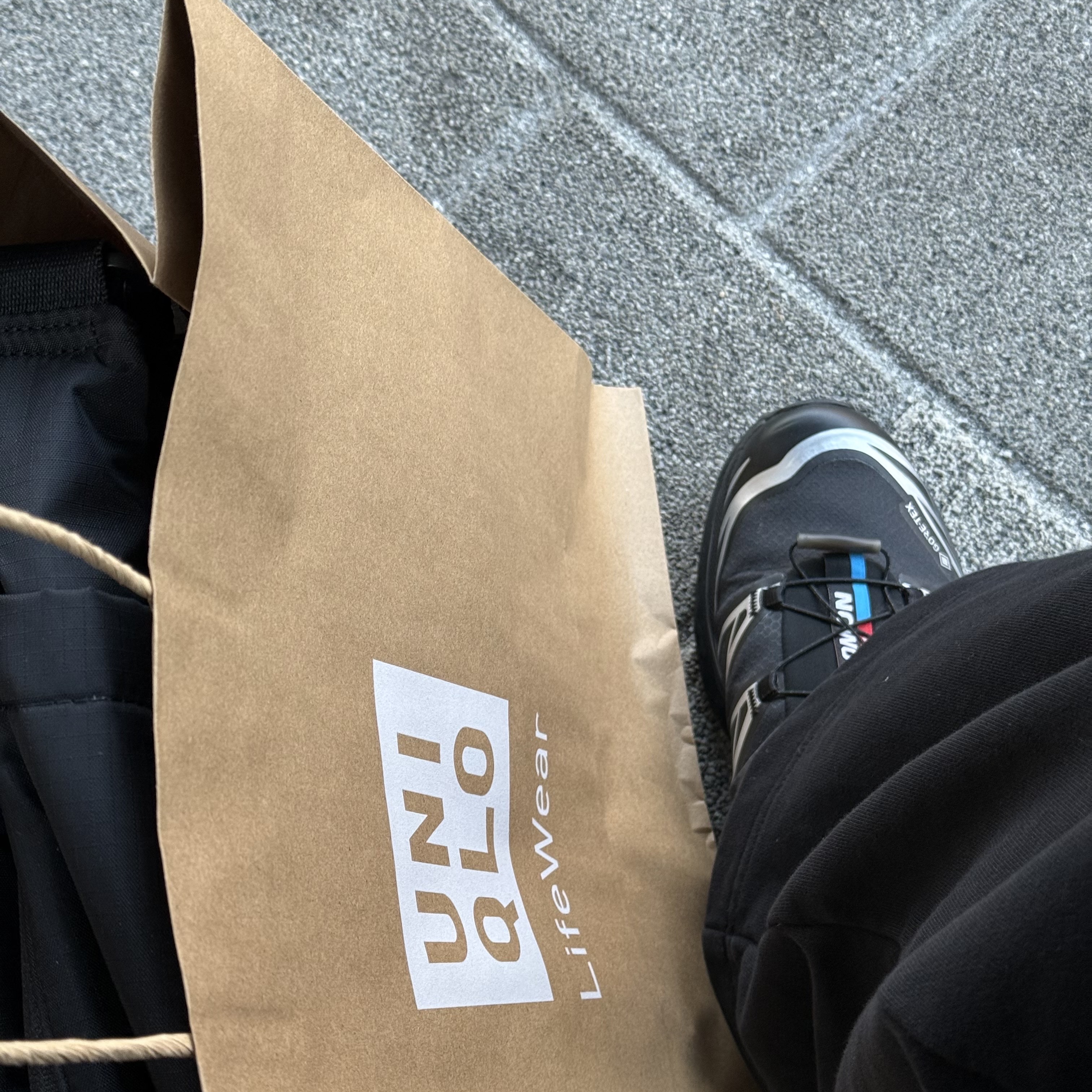 Uniqlo Multi Pocket Shoulder Bag Black, Salomon XT-6 GTX Black Silver 착용 스타일 - 1