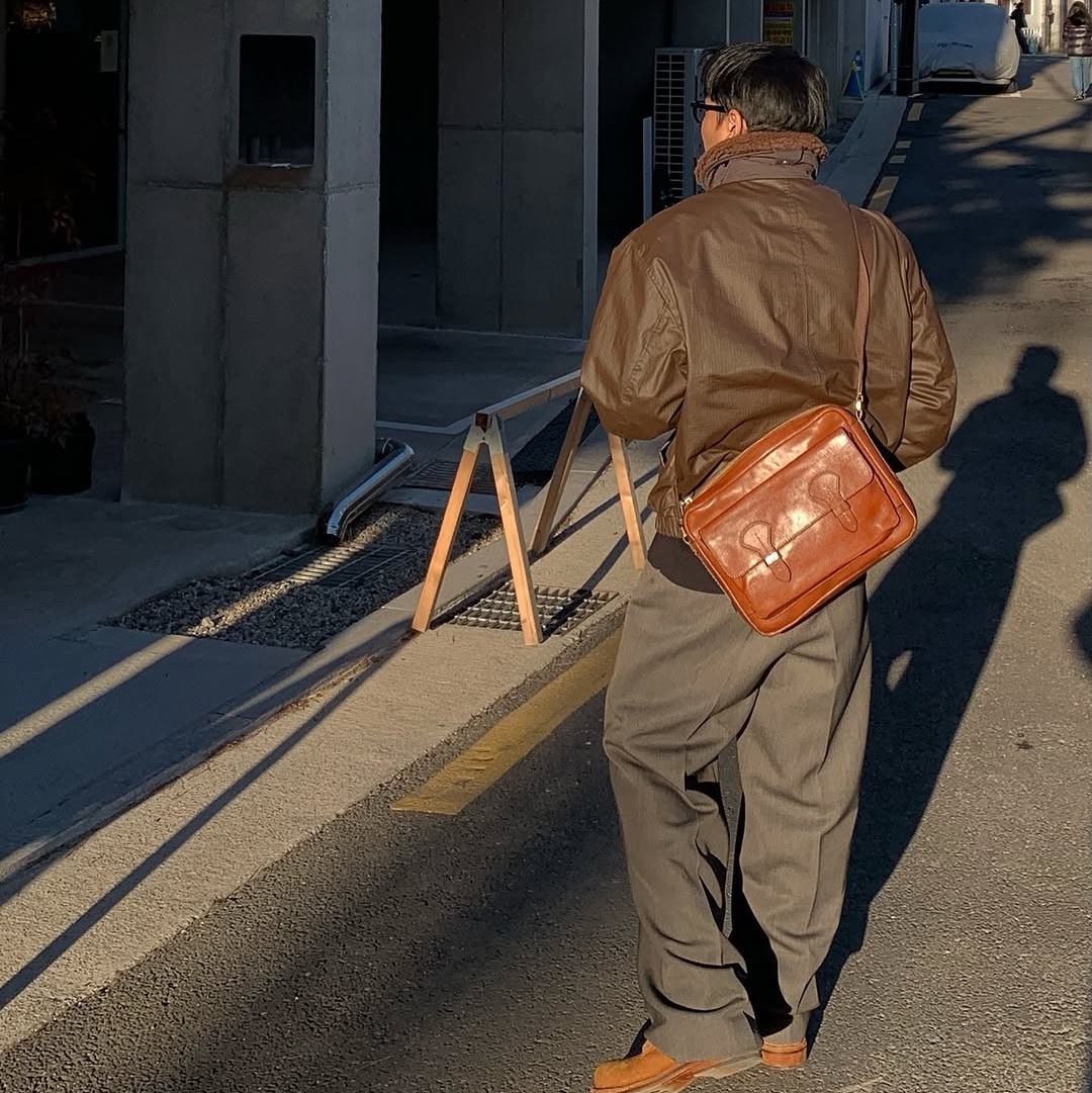 Fossil Bennett Leather Courier Bag Medium Brown 착용 스타일