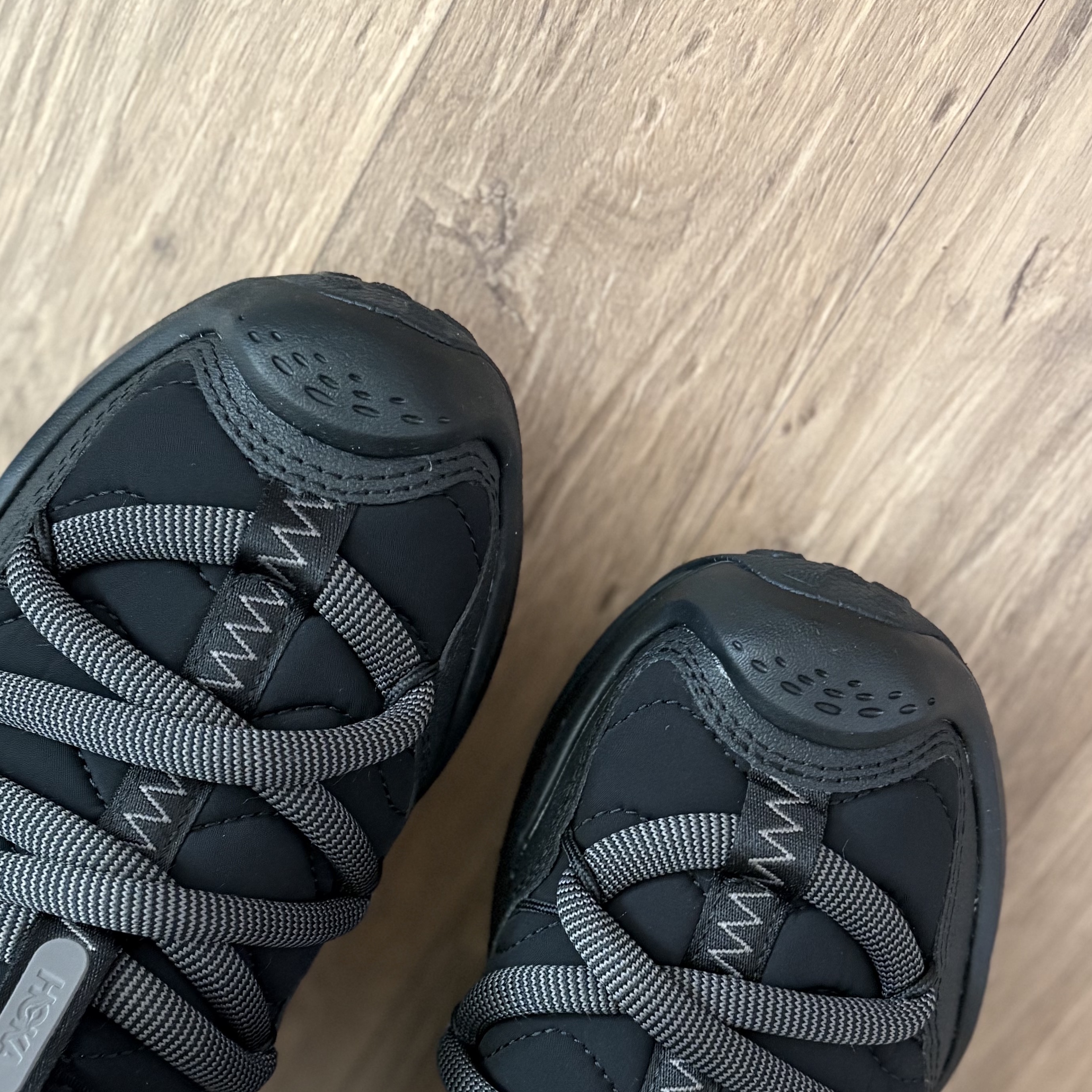 Hoka Ora Primo Black 착용 스타일