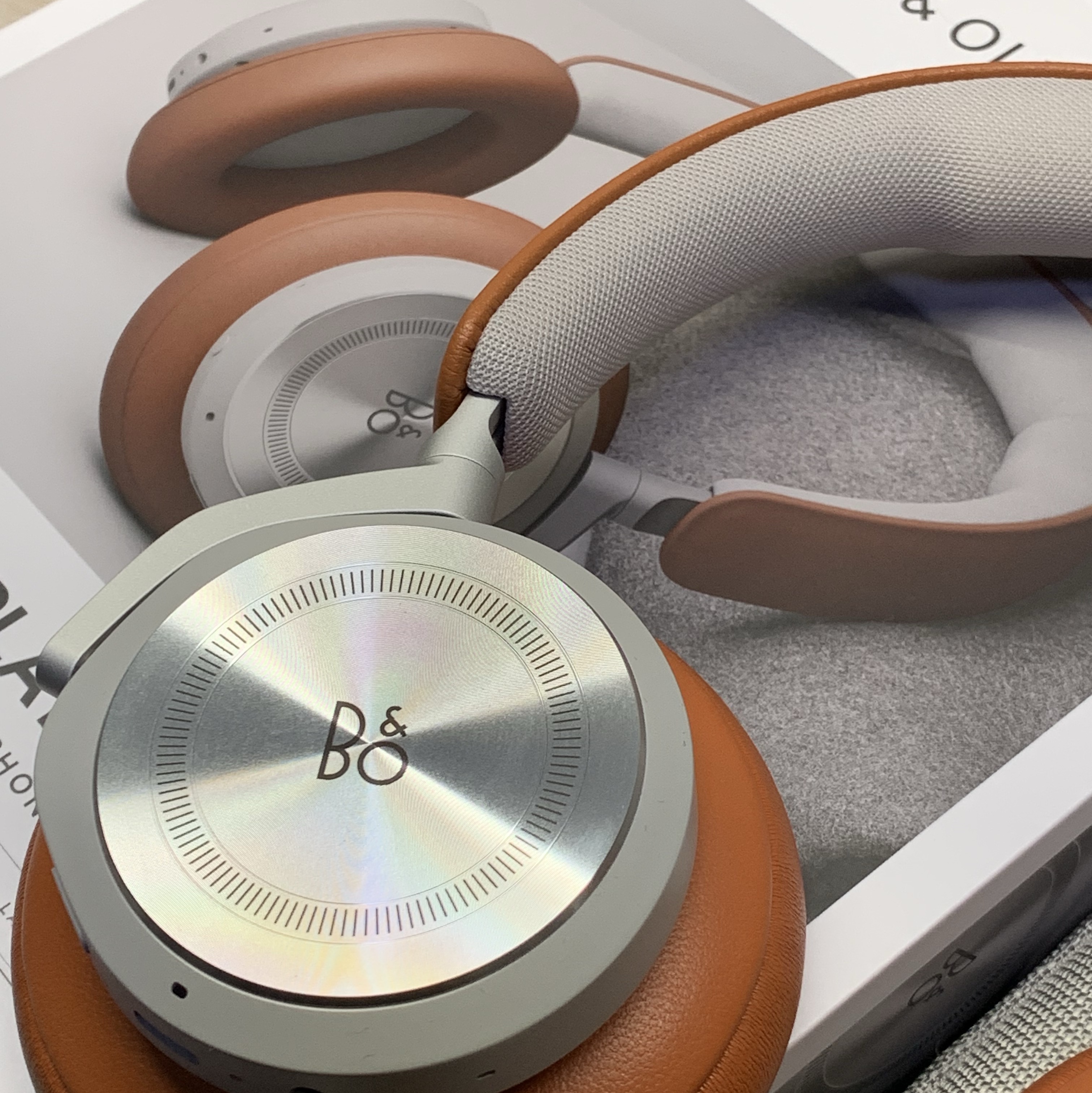 Bang & Olufsen Beoplay HX Timber 착용 스타일
