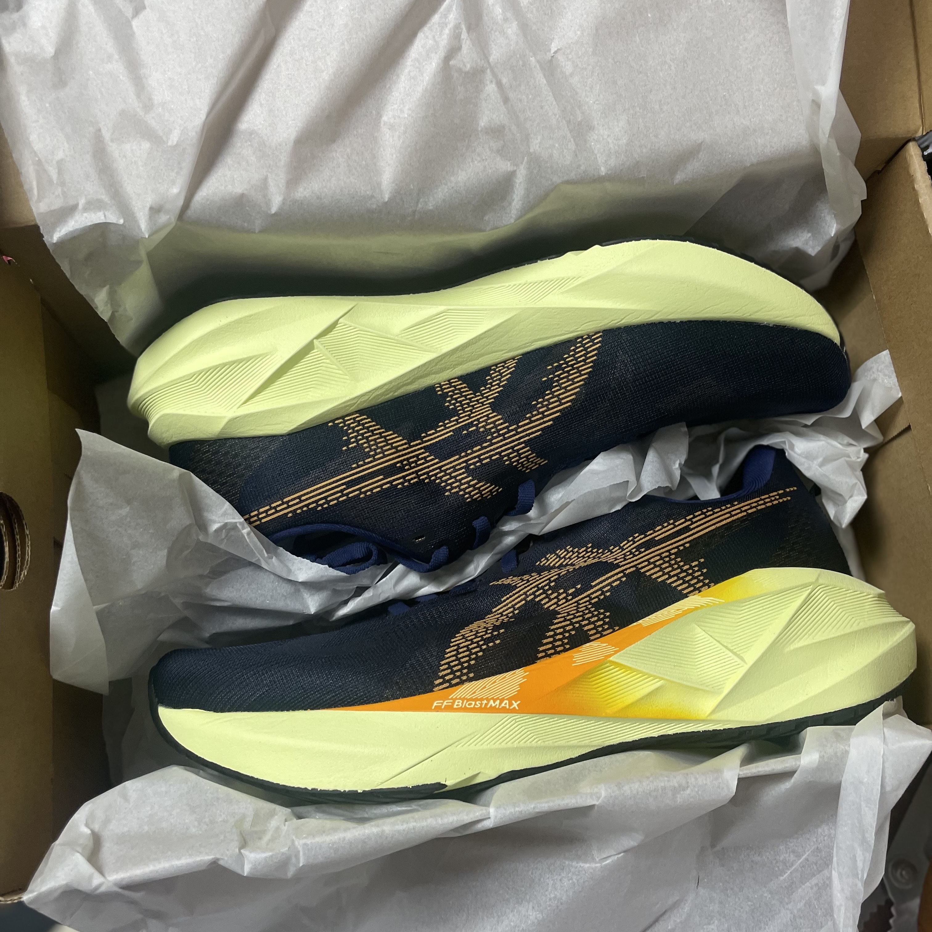 Asics Novablast 5 Indigo Blue Amber - 2E Wide 착용 스타일 - 2