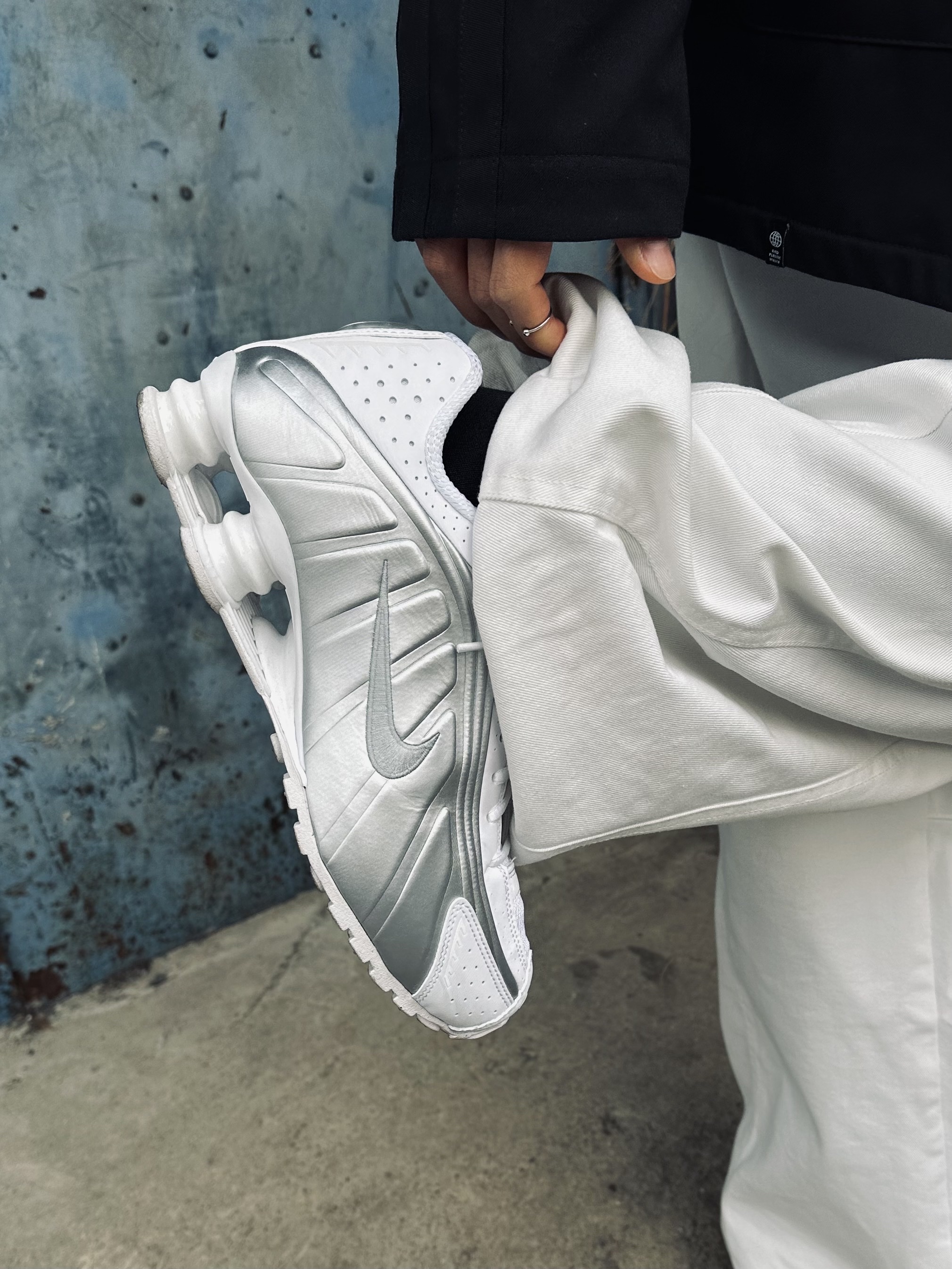 Nike Shox R4 White Metallic, Sou Sou Canvas Soft Gamaguchi Bag Large Black (with 110cm Black Leather Strap) 착용 스타일 - 6