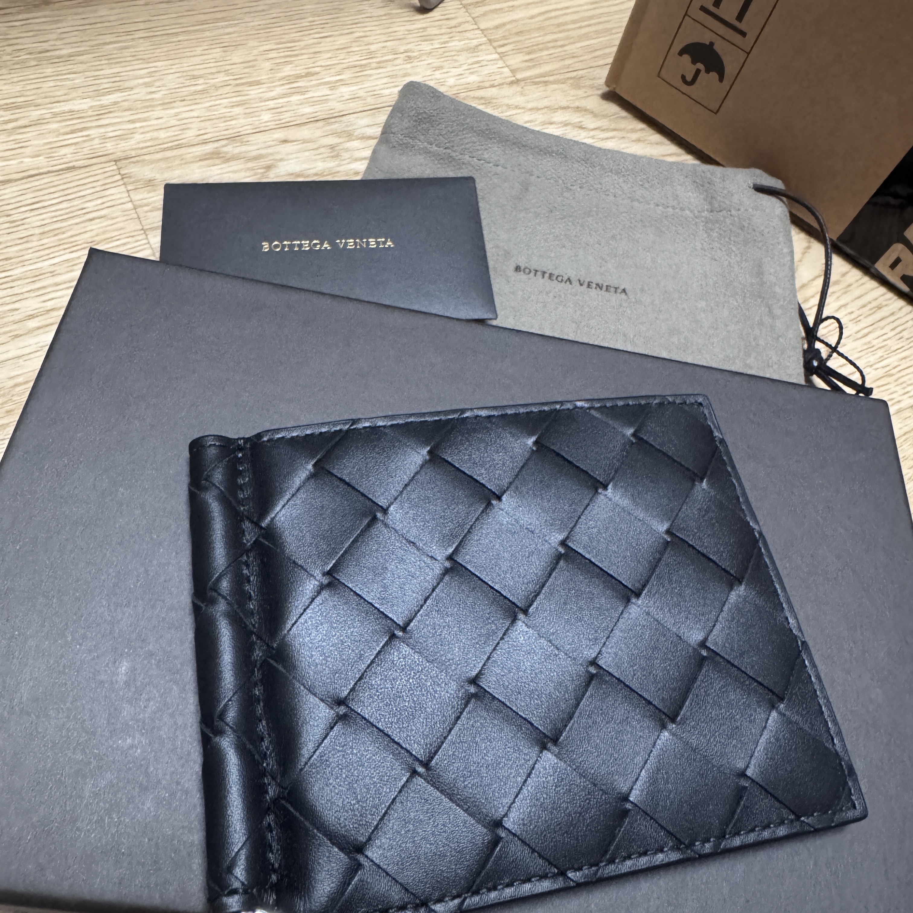 Bottega Veneta Intrecciato Bill Clip Wallet Black 착용 스타일 - 1